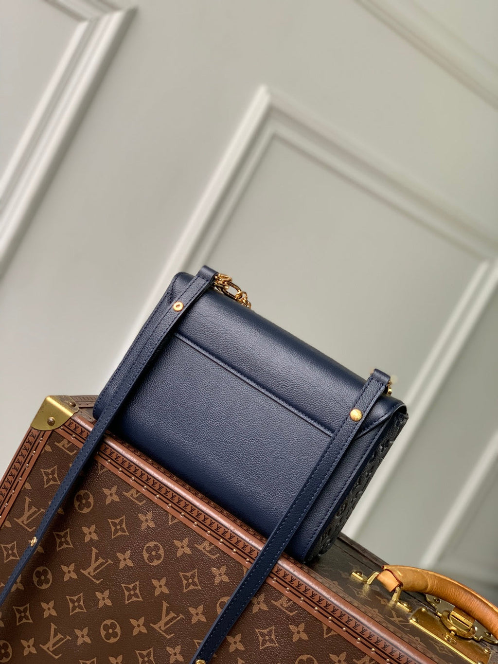 TWIST SLIM 19 IN NAVY BLUE TAURILLON CALFSKIN GOLD HARDWARE