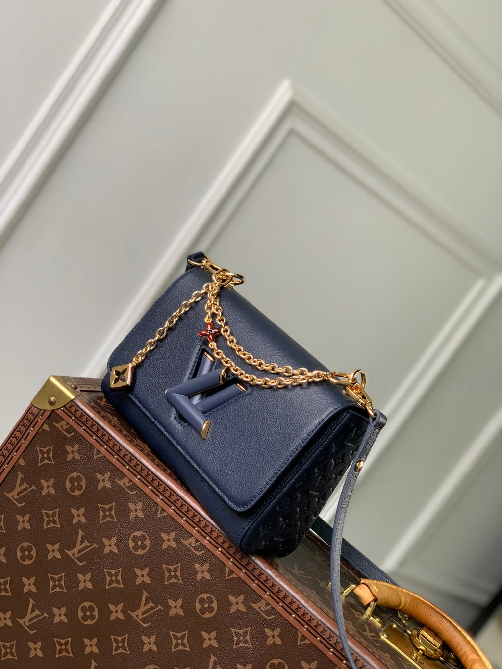TWIST SLIM 19 IN NAVY BLUE TAURILLON CALFSKIN GOLD HARDWARE