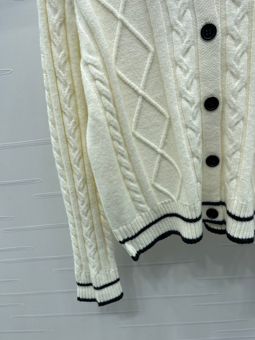 MIUMIU CARDIGAN STYLE 812