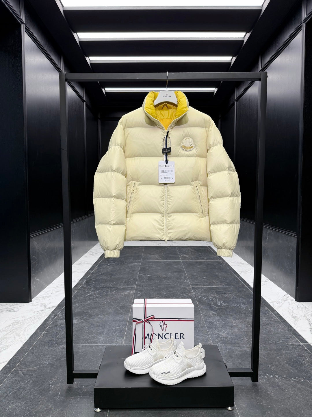 MONCLER 25S SHORT DOWN JACKET 215
