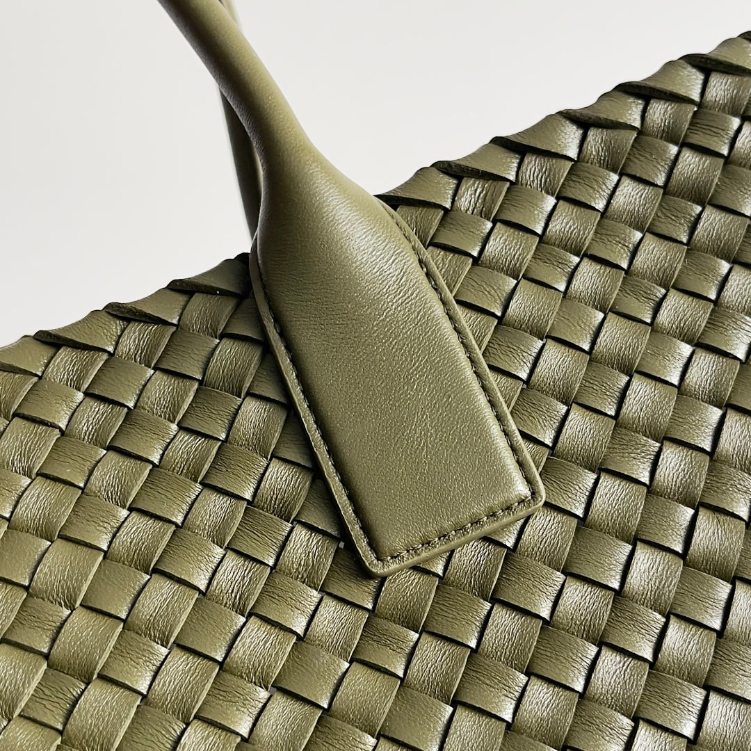 BOTTEGA VENETA 25S LARGE CABAT BAG 51 IN ARMY GREEN CALFSKIN GOLD HARDWARE
