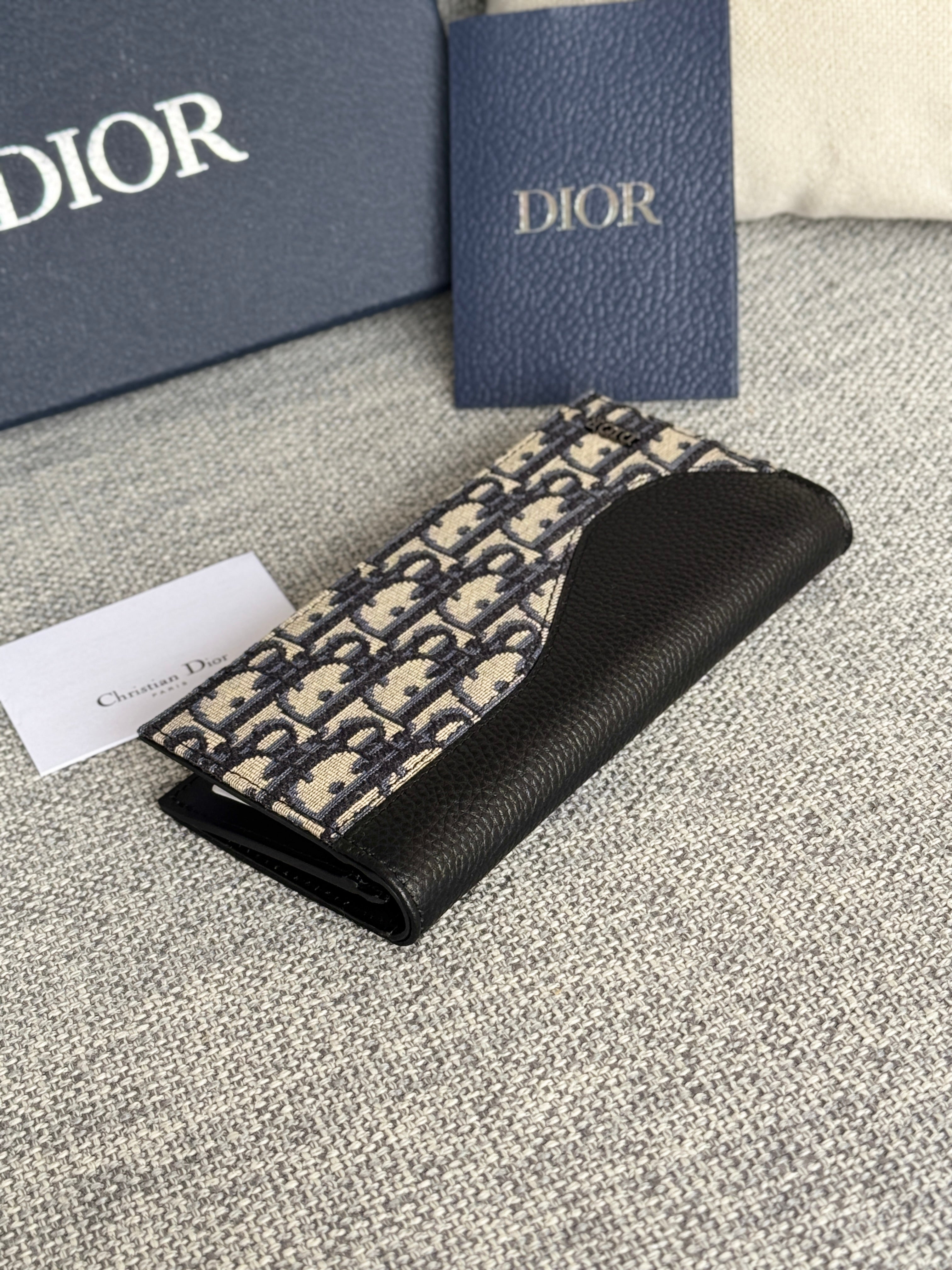 VERTICAL BIFOLD WALLET 19 IN BLACK GRAINED CALFSKIN MIX BLUE MONOGRAM OBLIQUE JACQUARD