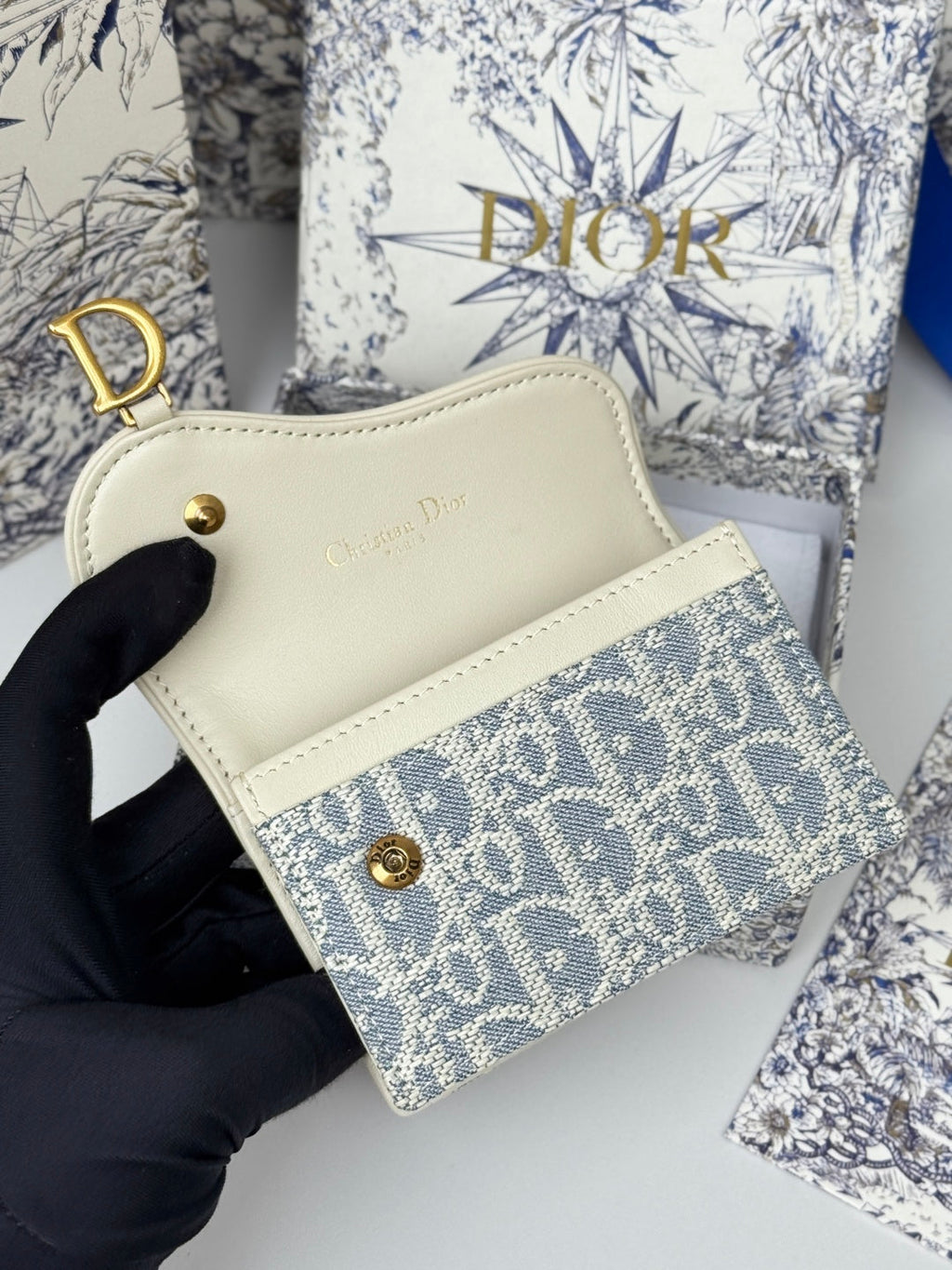 DIOR 25S SADDLE JASMINE GUSSET CARD HOLDER 10 IN LIGHT BLUE OBLIQUE JACQUARD CANVAS