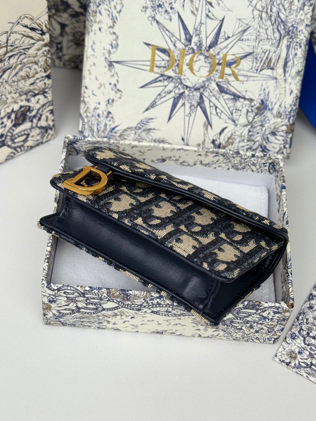 DIOR 25S SADDLE JASMINE GUSSET CARD HOLDER 10 IN BLUE OBLIQUE JACQUARD CANVAS