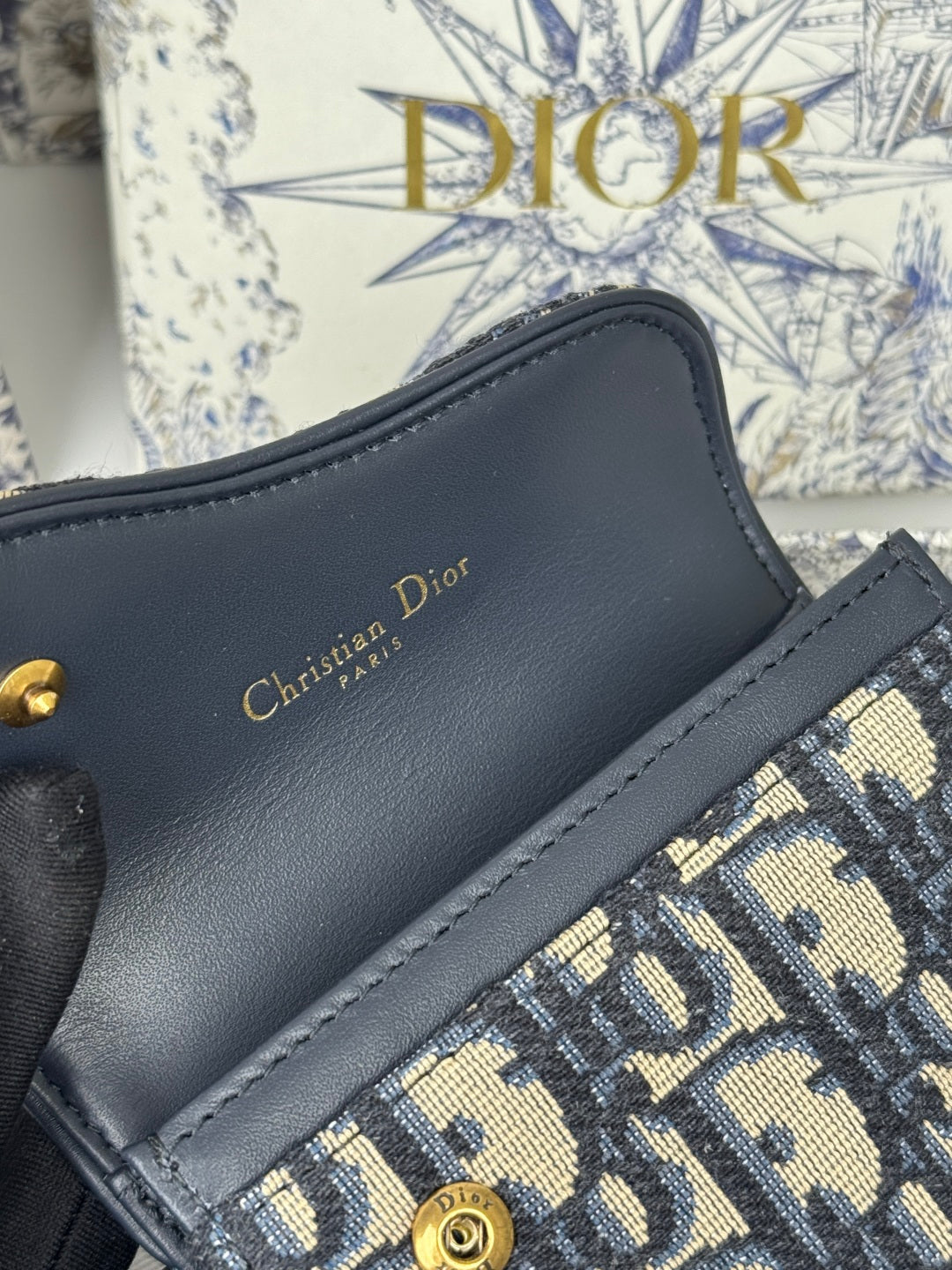 DIOR 25S SADDLE JASMINE GUSSET CARD HOLDER 10 IN BLUE OBLIQUE JACQUARD CANVAS