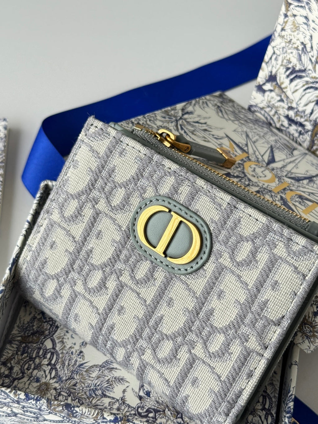 DIOR 25S 30 MONTAIGNE DAHLIA WALLET 11 IN GRAY DIOR OBLIQUE JACQUARD
