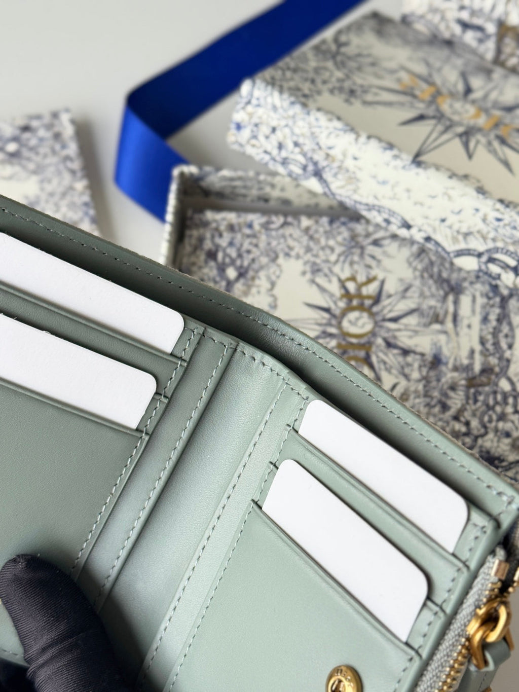 DIOR 25S 30 MONTAIGNE DAHLIA WALLET 11 IN GRAY DIOR OBLIQUE JACQUARD