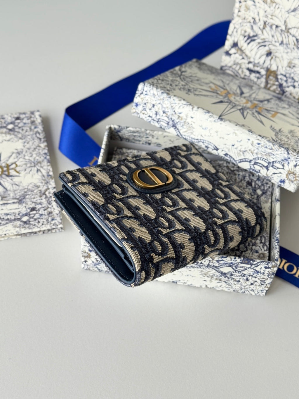 DIOR 25S 30 MONTAIGNE DAHLIA WALLET 11 IN BLUE DIOR OBLIQUE JACQUARD