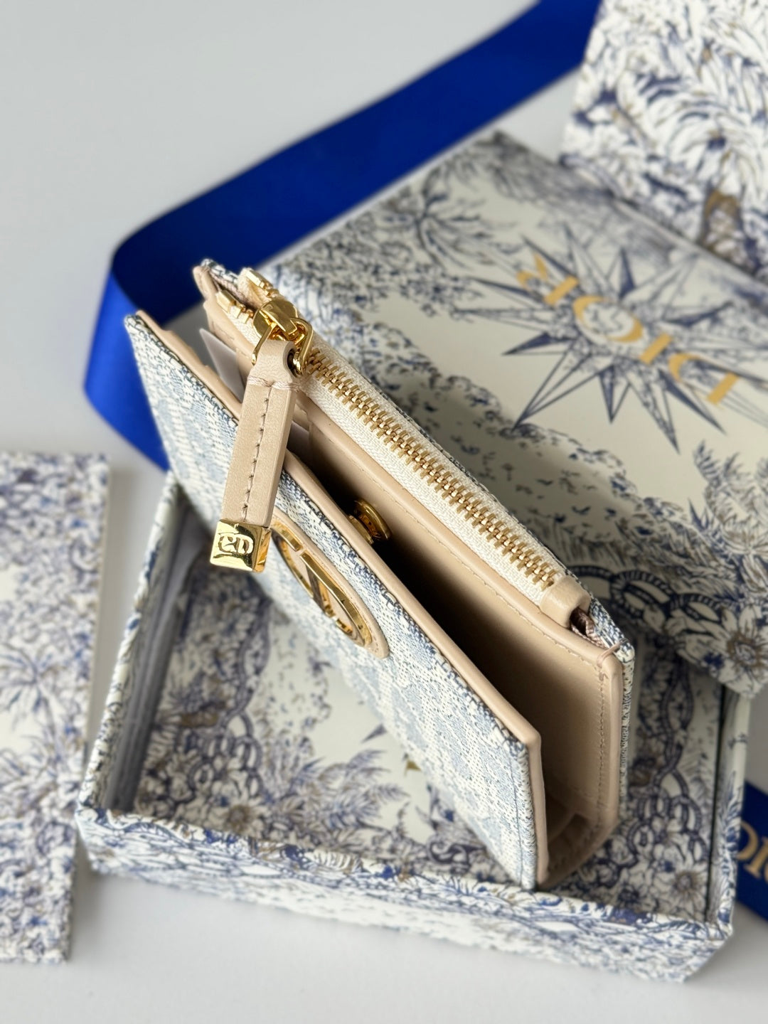 DIOR 25S 30 MONTAIGNE DAHLIA WALLET 11 IN LIGHT BLUE DIOR OBLIQUE JACQUARD