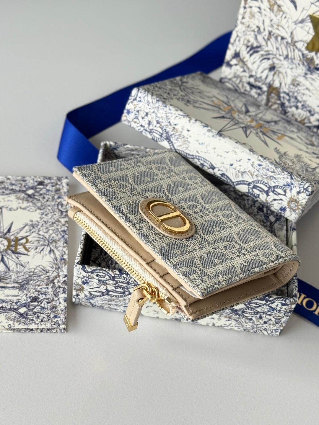 DIOR 25S 30 MONTAIGNE DAHLIA WALLET 11 IN LIGHT BLUE DIOR OBLIQUE JACQUARD