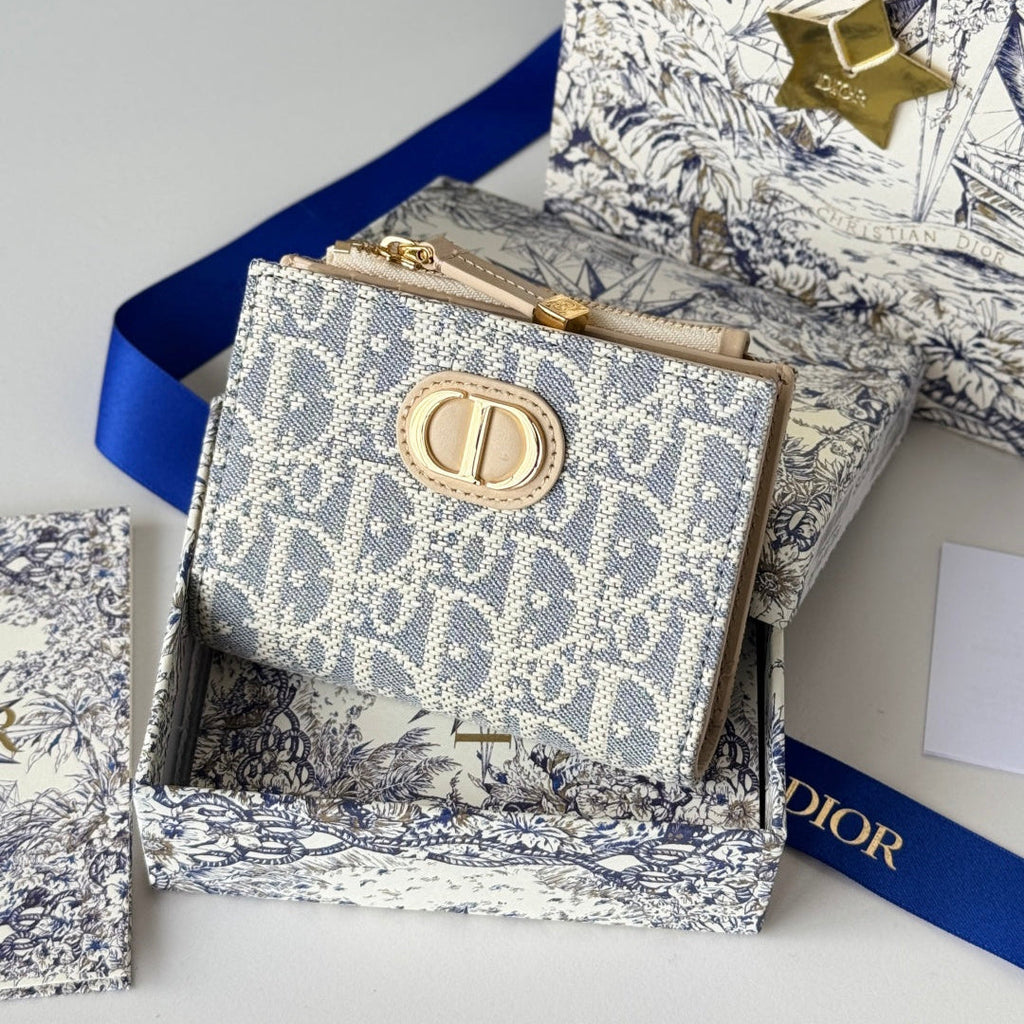 DIOR 25S 30 MONTAIGNE DAHLIA WALLET 11 IN LIGHT BLUE DIOR OBLIQUE JACQUARD