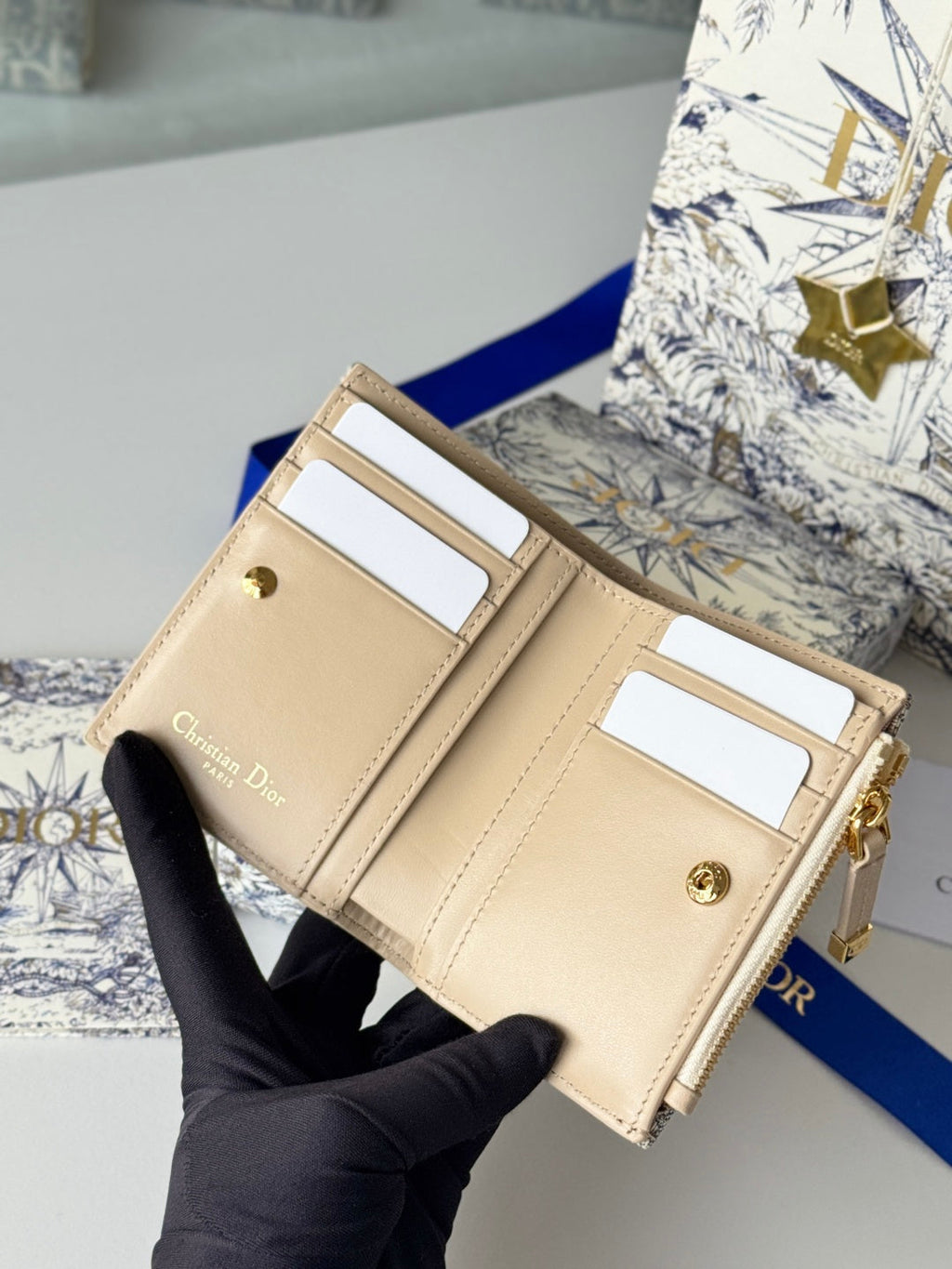 DIOR 25S 30 MONTAIGNE DAHLIA WALLET 11 IN LIGHT BLUE DIOR OBLIQUE JACQUARD