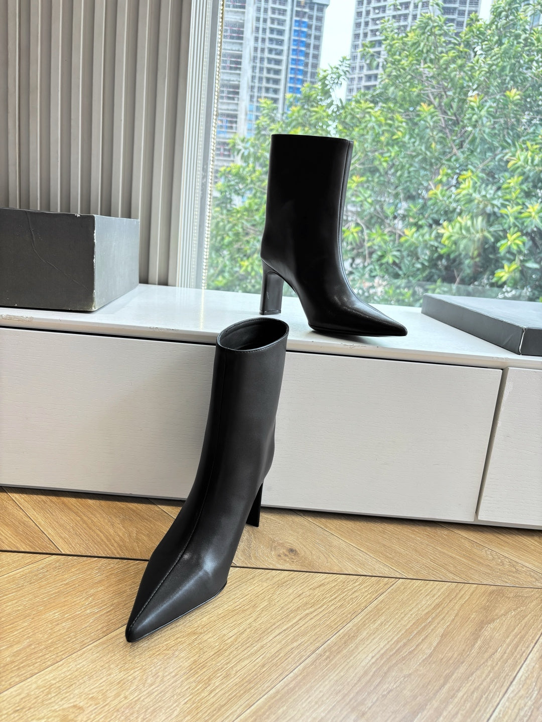 BALENCIAGA 25S ANKLE BOOTS IN BLACK COW LEATHER