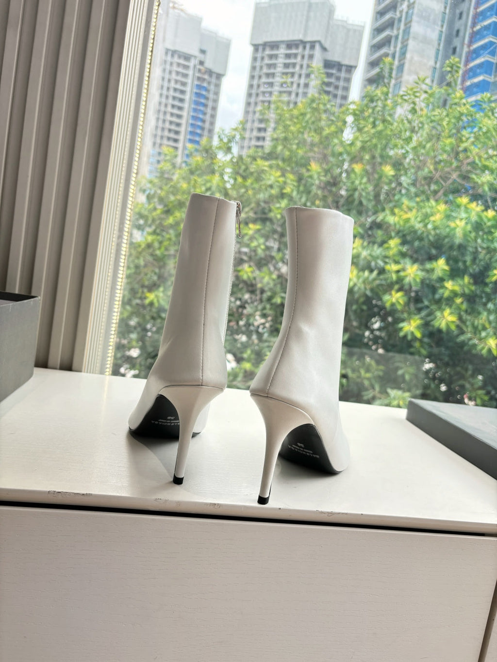 BALENCIAGA 25S ANKLE BOOTS WITH ZIPPER IN WHITE COW LEATHER