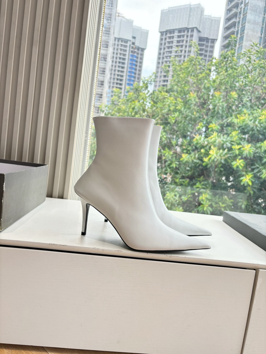 BALENCIAGA 25S ANKLE BOOTS WITH ZIPPER IN WHITE COW LEATHER