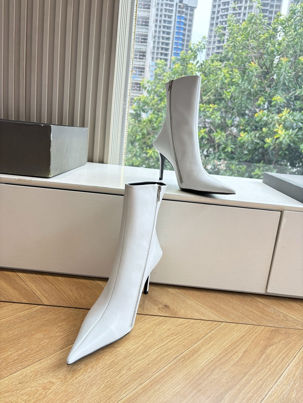 BALENCIAGA 25S ANKLE BOOTS WITH ZIPPER IN WHITE COW LEATHER