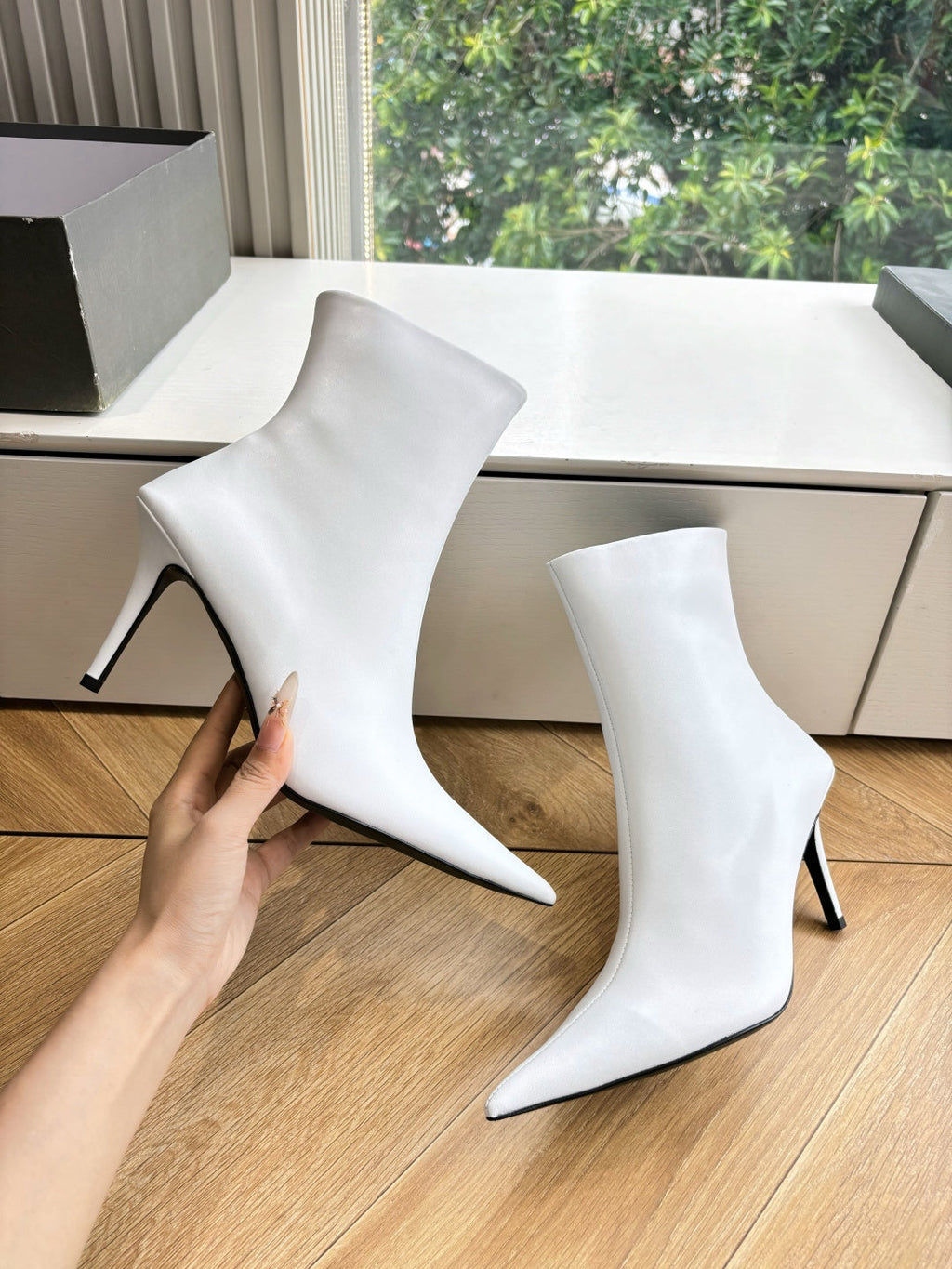 BALENCIAGA 25S ANKLE BOOTS WITH ZIPPER IN WHITE COW LEATHER