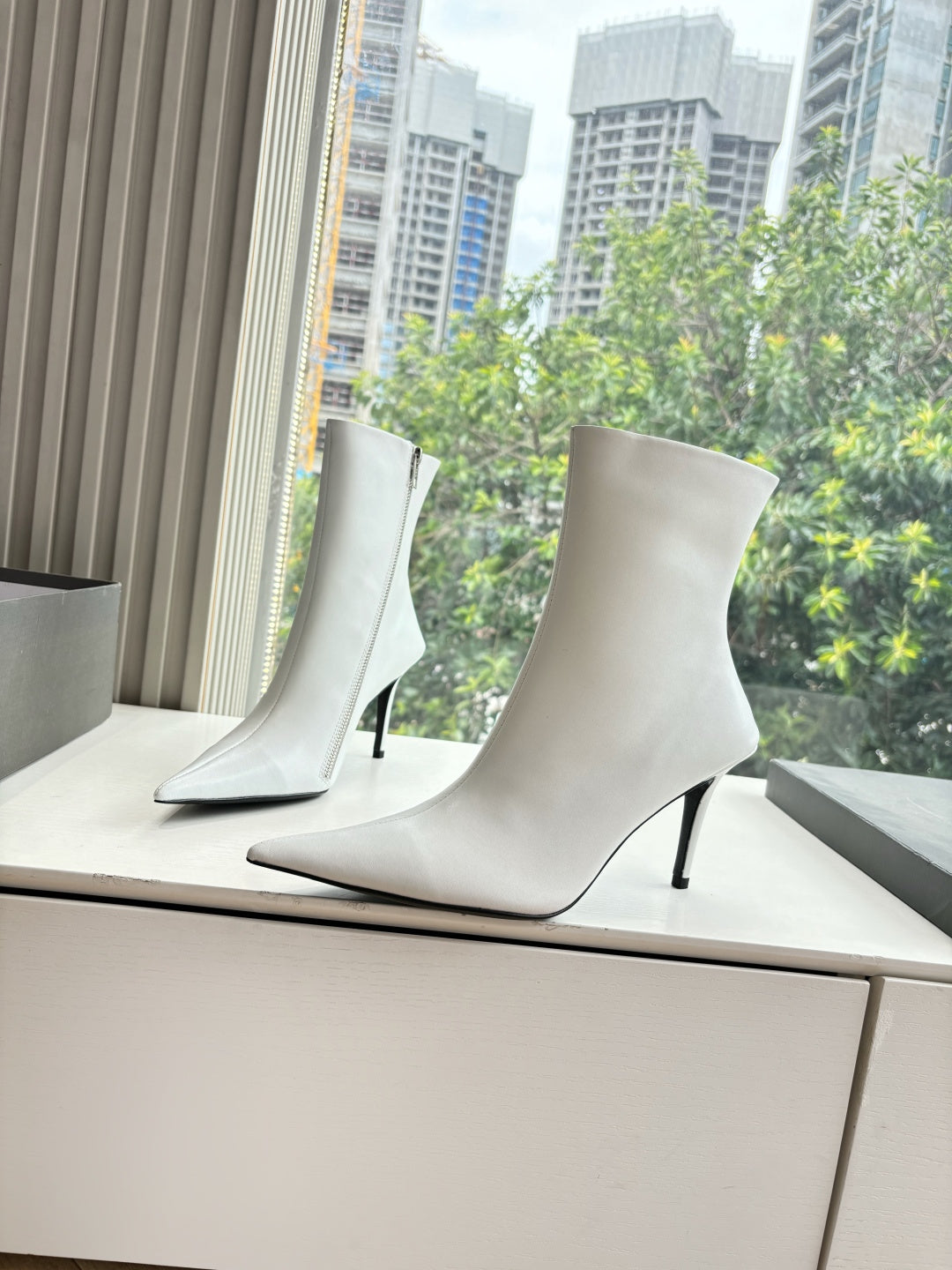 BALENCIAGA 25S ANKLE BOOTS WITH ZIPPER IN WHITE COW LEATHER