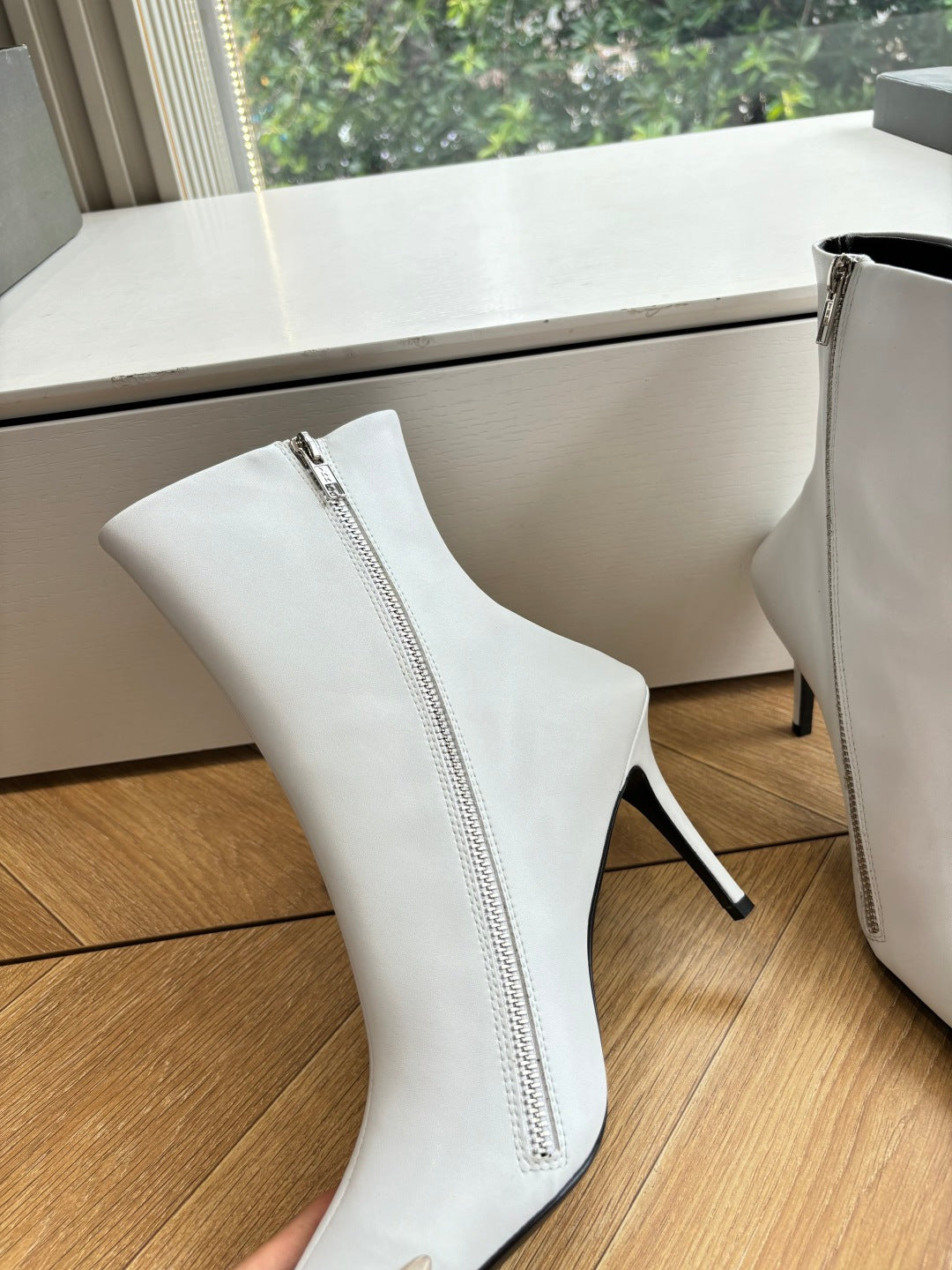 BALENCIAGA 25S ANKLE BOOTS WITH ZIPPER IN WHITE COW LEATHER