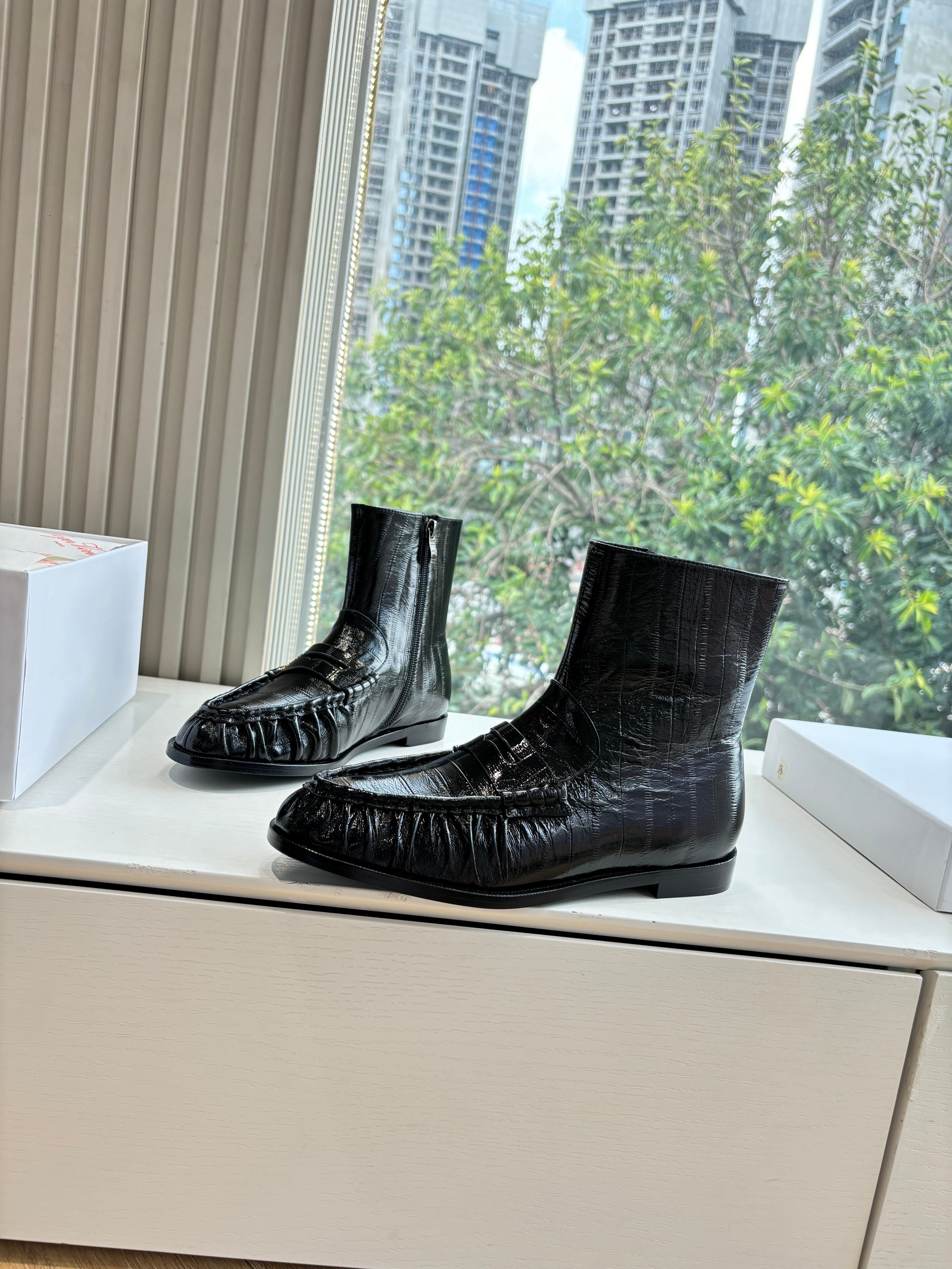 YSL 25S ANKLE FLAT BOOTS IN BLACK EMBOSSED LAMBSKIN WITH SIDE ZIPPER