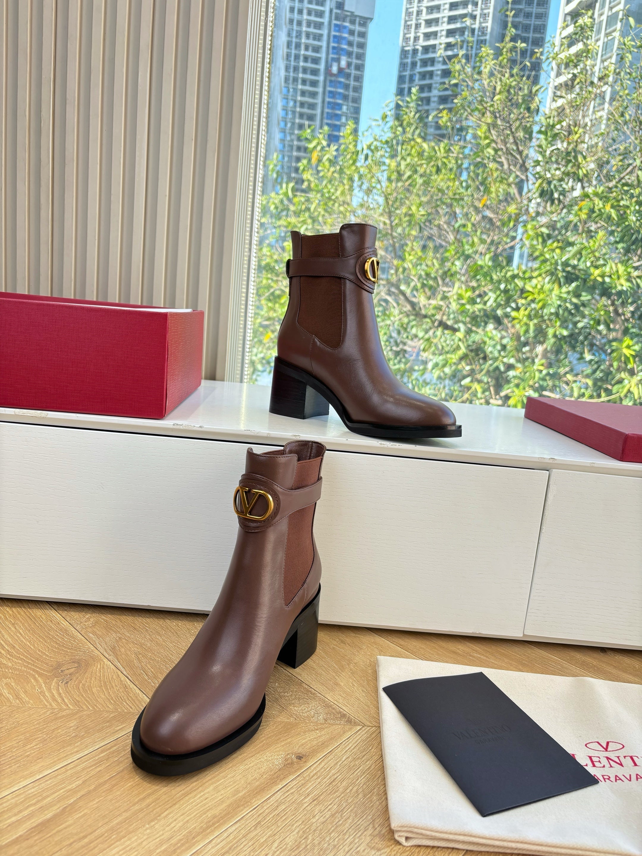 VALENTINO 25S SIGNATURE LOGO BOOTS 60 MM IN BROWN CALFSKIN WITH GOLD HARDWARE