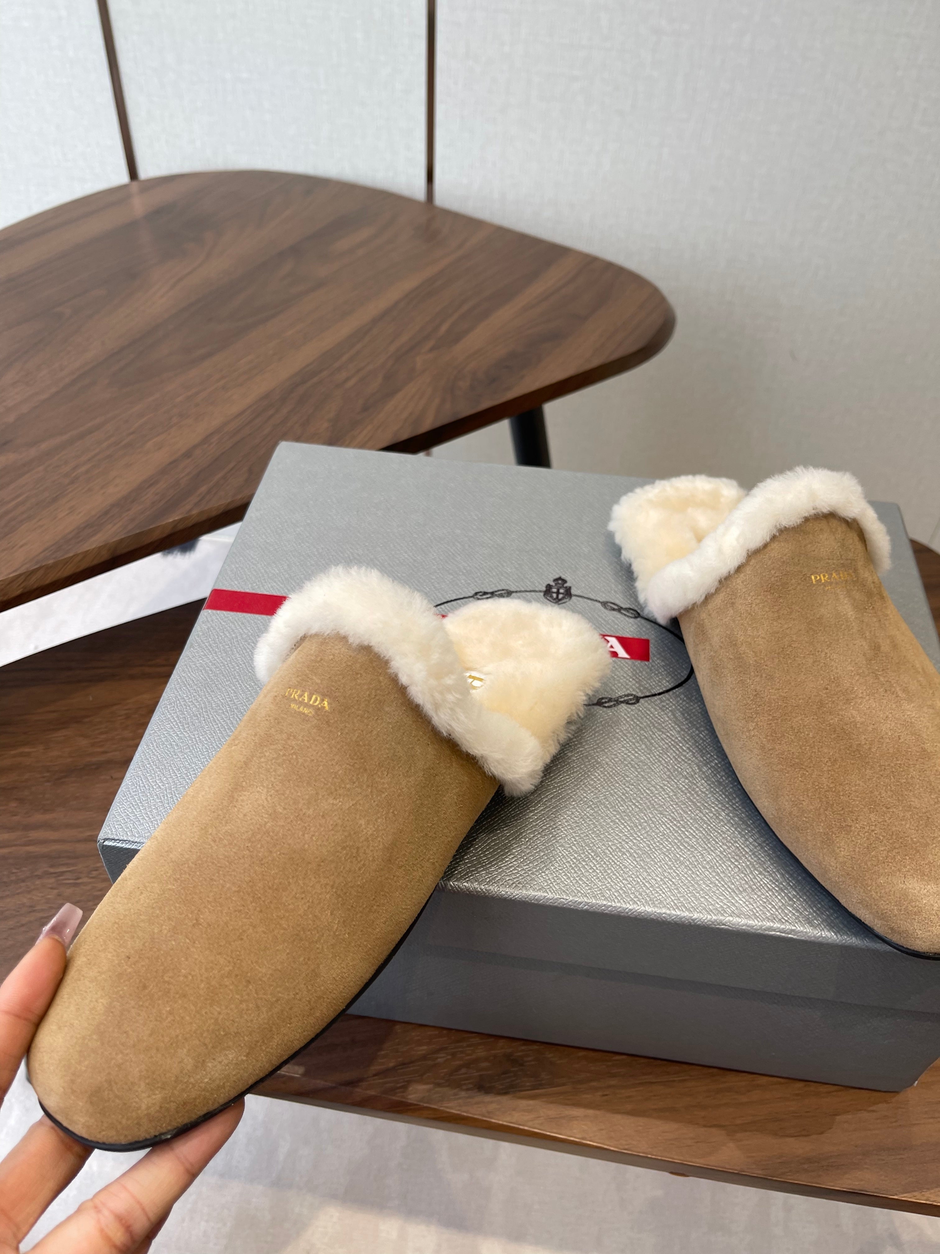 PRADA 25S CLOGS IN LIGHT BROWN SUEDE FUR-LINED