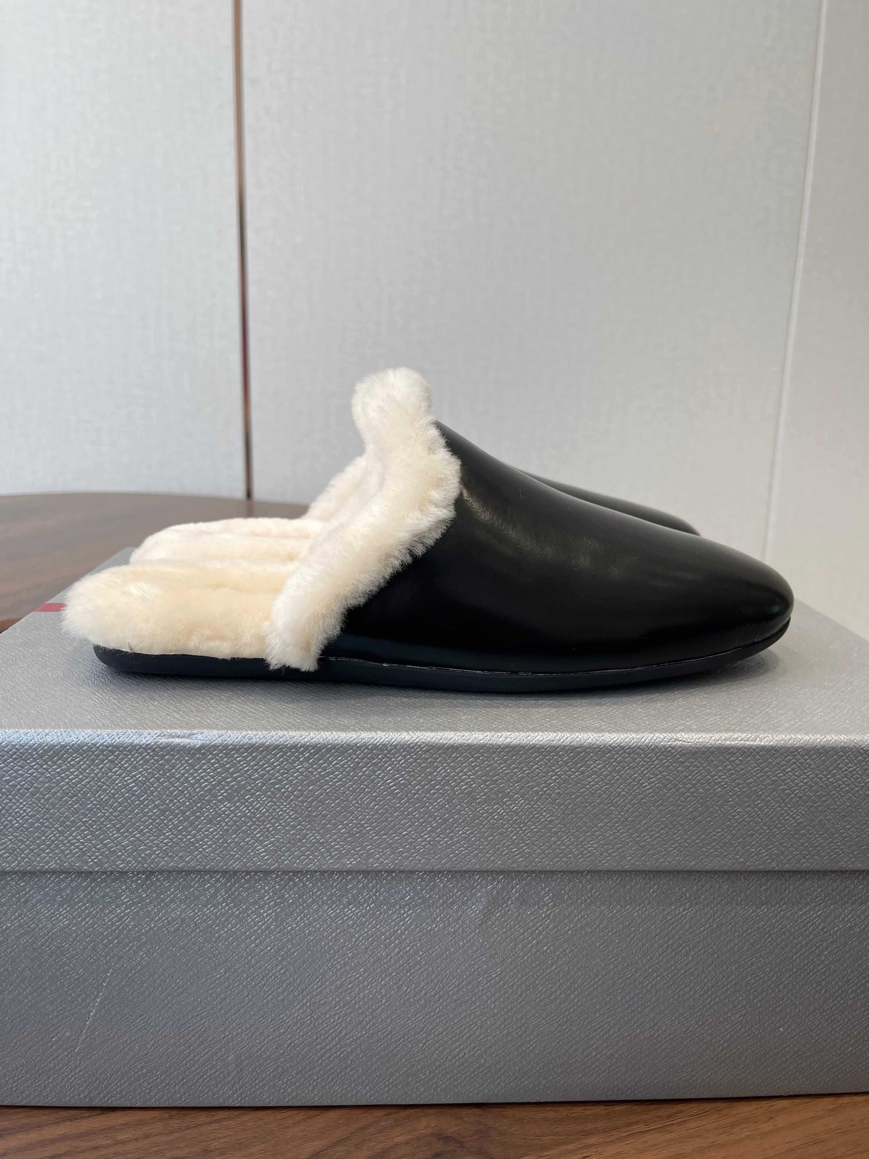 PRADA 25S CLOGS IN BLACK CALFSKIN FUR-LINED