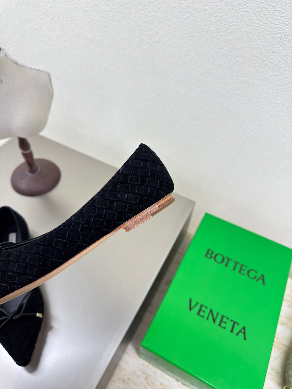 BALLET FLAT IN BLACK INTRECCIATO SUEDE WITH BOW