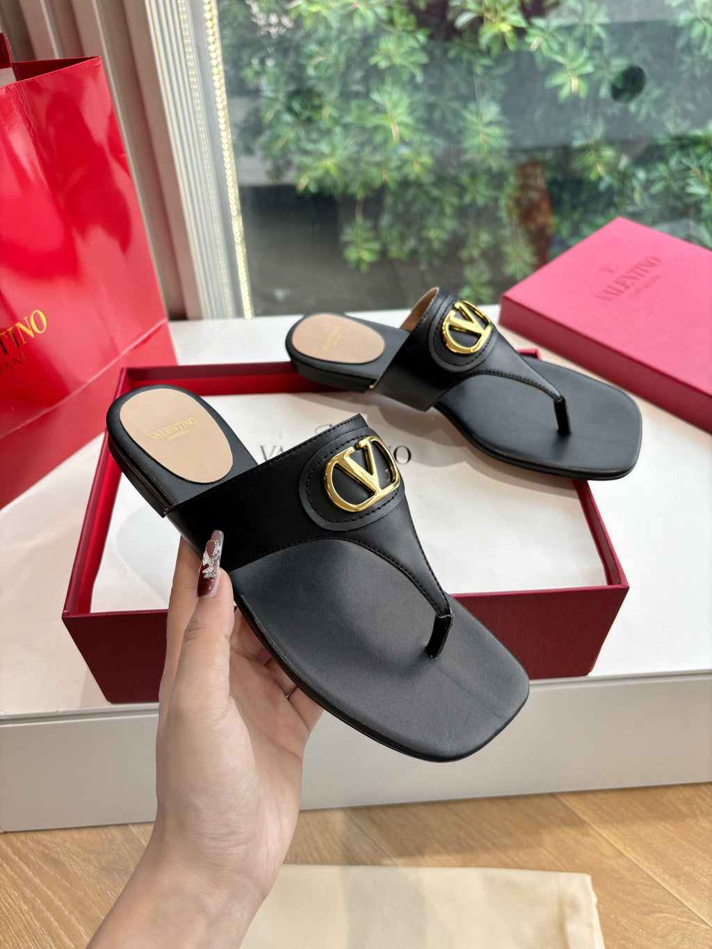VLTN THONG SANDALS 25S IN BLACK LAMBSKIN WITH GOLD HARDWARE