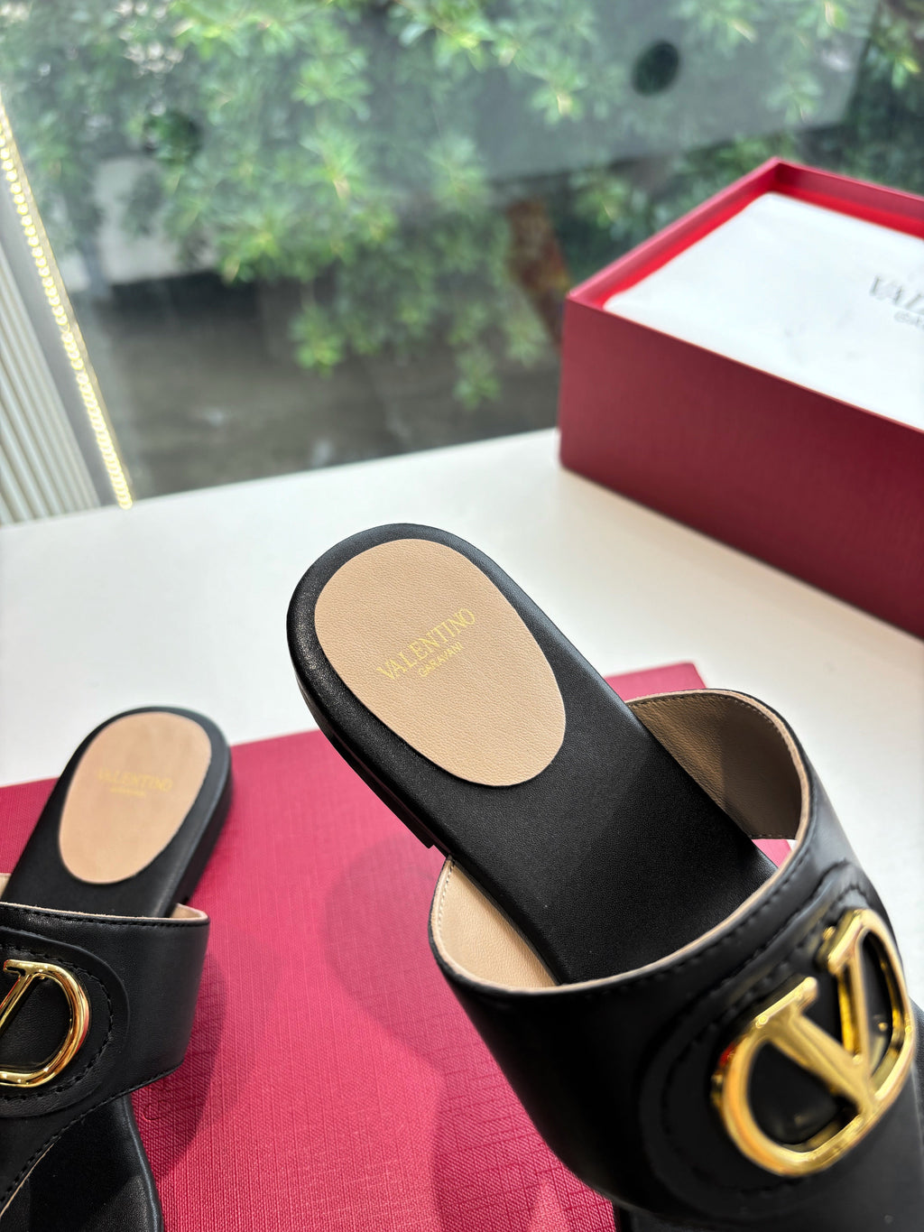 VLTN THONG SANDALS 25S IN BLACK LAMBSKIN WITH GOLD HARDWARE