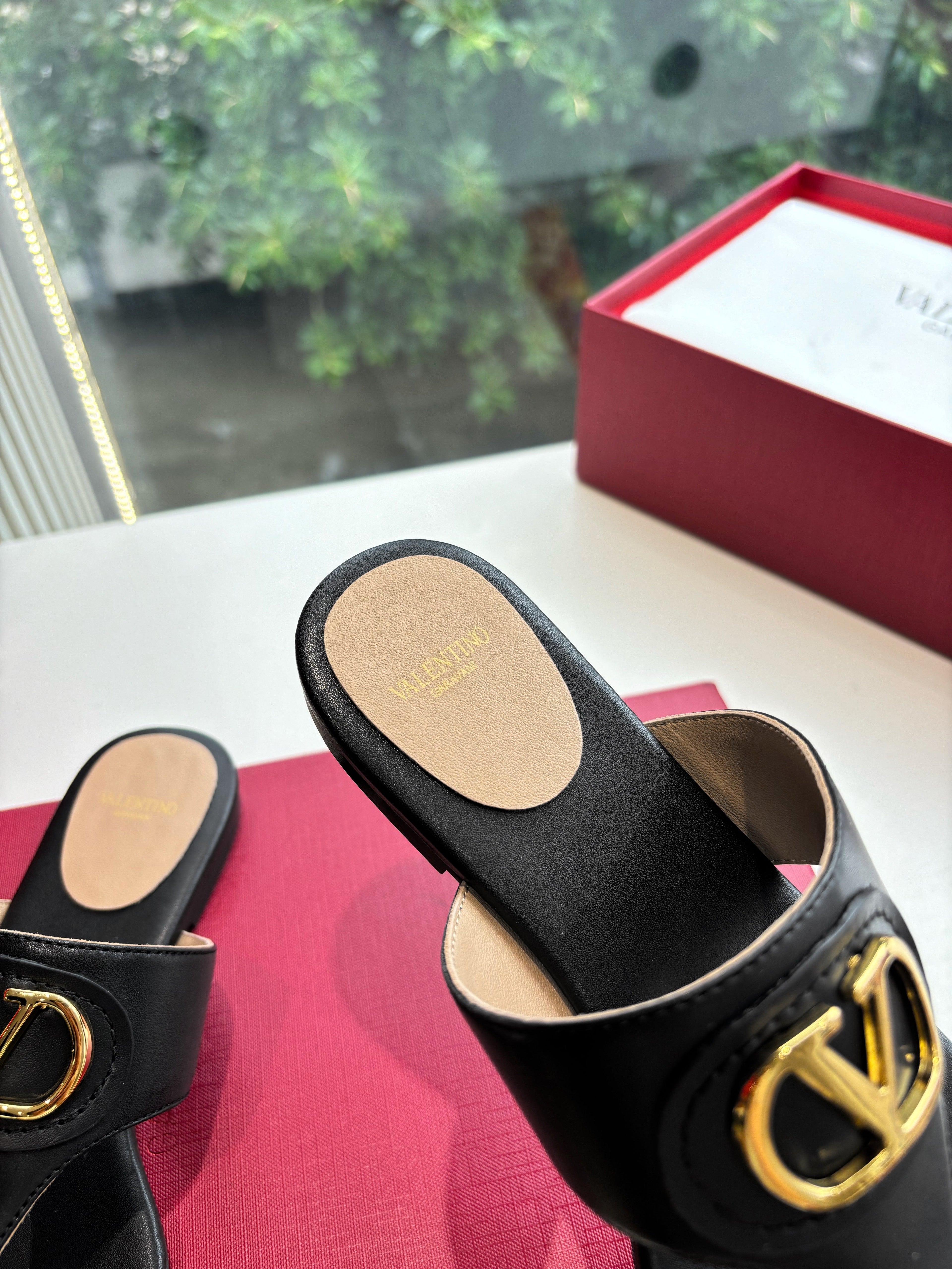 VLTN THONG SANDALS 25S IN BLACK LAMBSKIN WITH GOLD HARDWARE