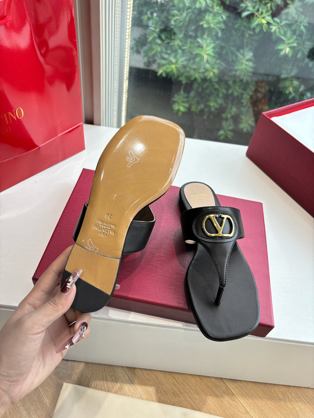 VLTN THONG SANDALS 25S IN BLACK LAMBSKIN WITH GOLD HARDWARE