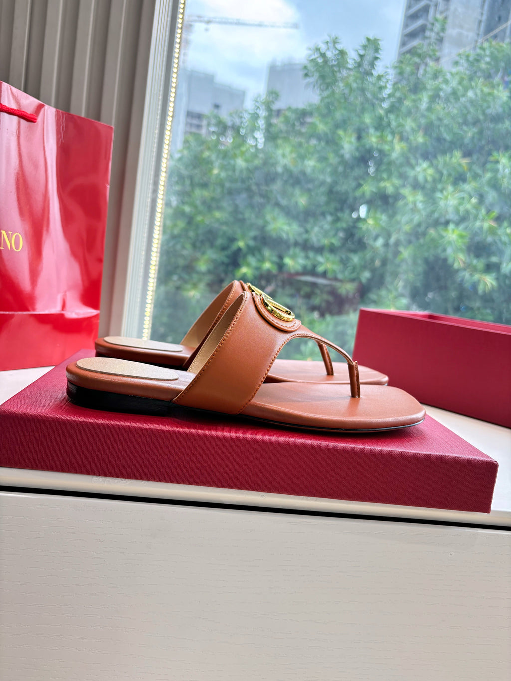 VLTN THONG SANDALS 25S IN BURNT ORANGE LAMBSKIN WITH GOLD HARDWARE