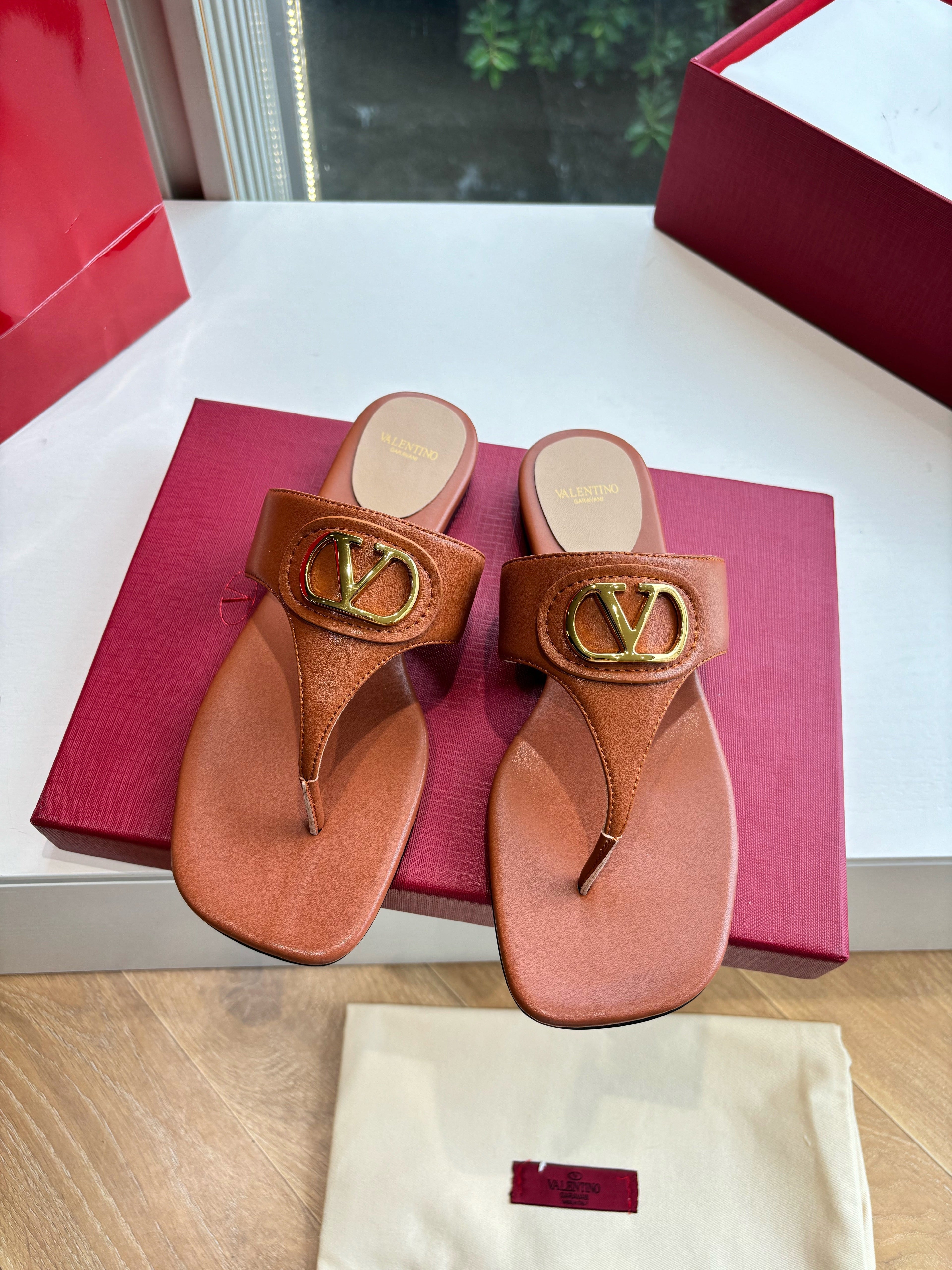 VLTN THONG SANDALS 25S IN BURNT ORANGE LAMBSKIN WITH GOLD HARDWARE