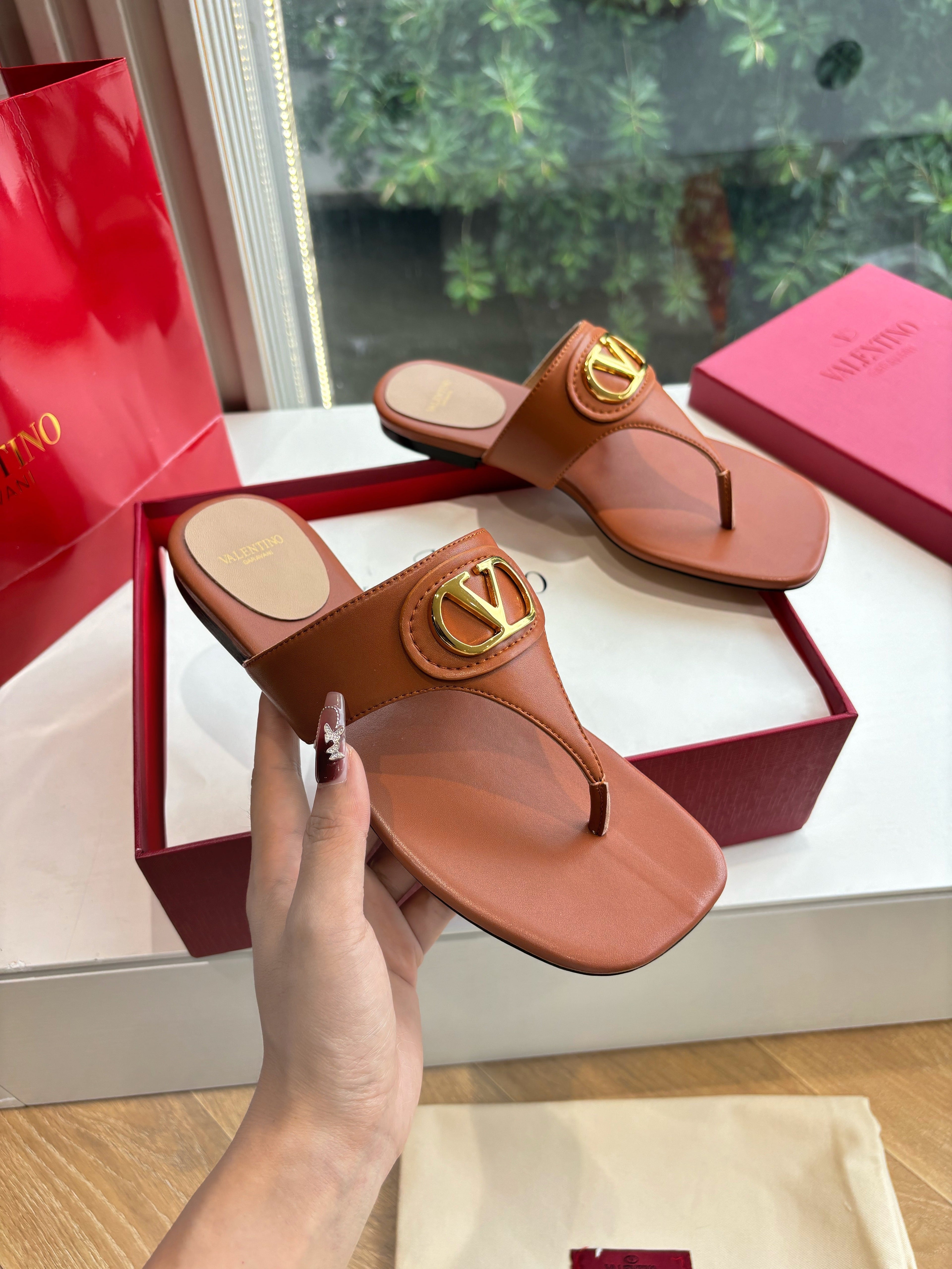 VLTN THONG SANDALS 25S IN BURNT ORANGE LAMBSKIN WITH GOLD HARDWARE