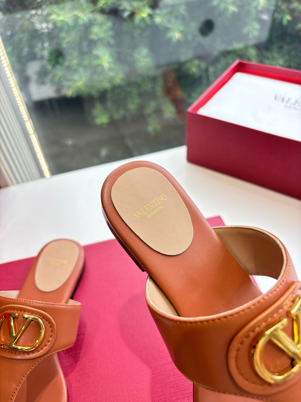 VLTN THONG SANDALS 25S IN BURNT ORANGE LAMBSKIN WITH GOLD HARDWARE