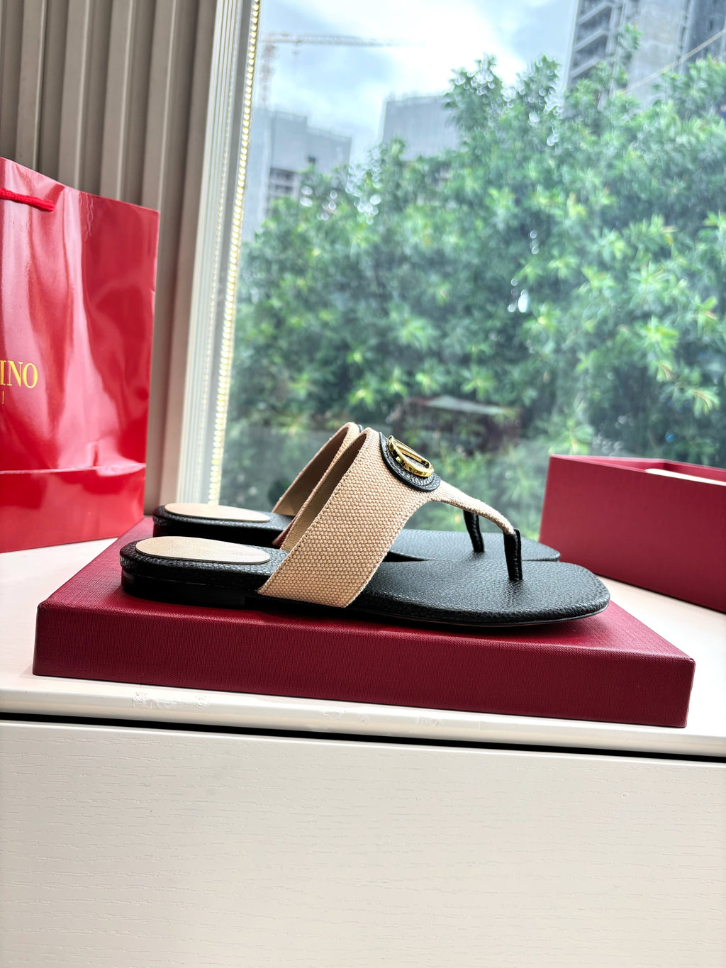 VLTN THONG SANDALS 25S IN BLACK MIX BEIGE LAMBSKIN WITH GOLD HARDWARE