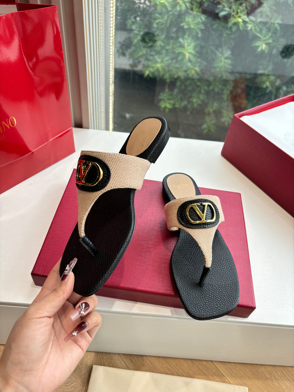 VLTN THONG SANDALS 25S IN BLACK MIX BEIGE LAMBSKIN WITH GOLD HARDWARE