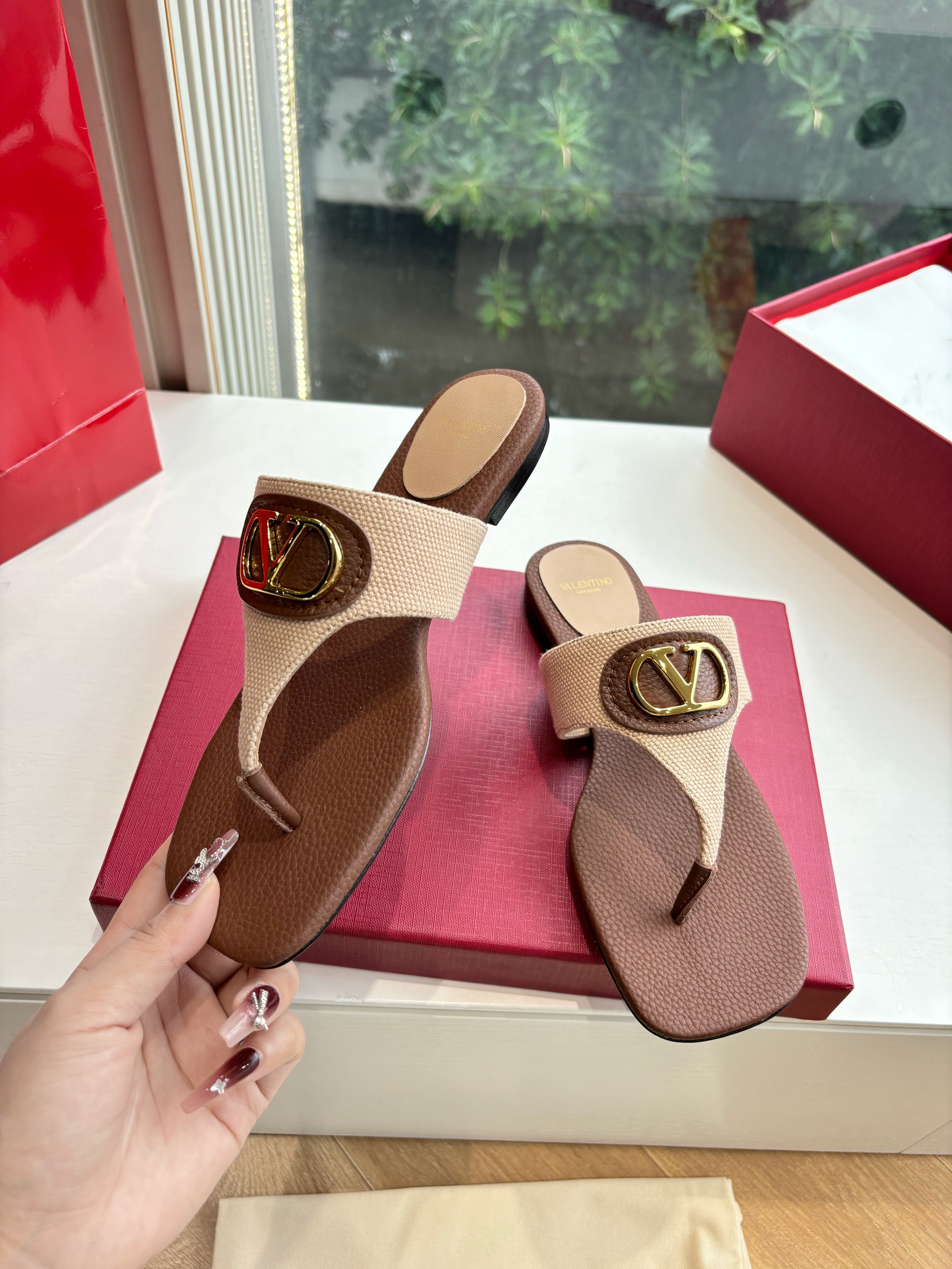 VLTN THONG SANDALS 25S IN BROWN MIX BEIGE LAMBSKIN WITH GOLD HARDWARE