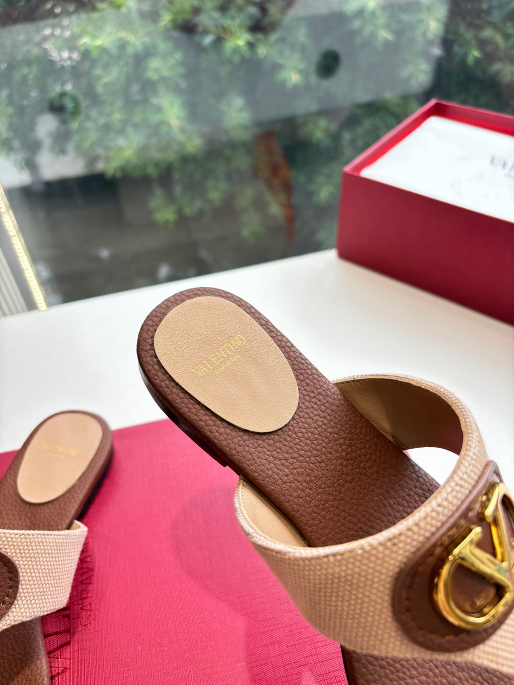 VLTN THONG SANDALS 25S IN BROWN MIX BEIGE LAMBSKIN WITH GOLD HARDWARE