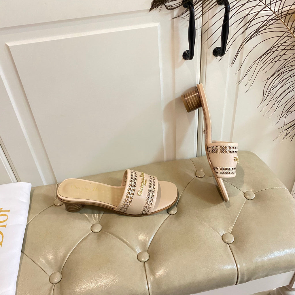 DWAY HEELED SLIDE IN CAMEL BEIGE CALFSKIN WITH GOLD LOGO