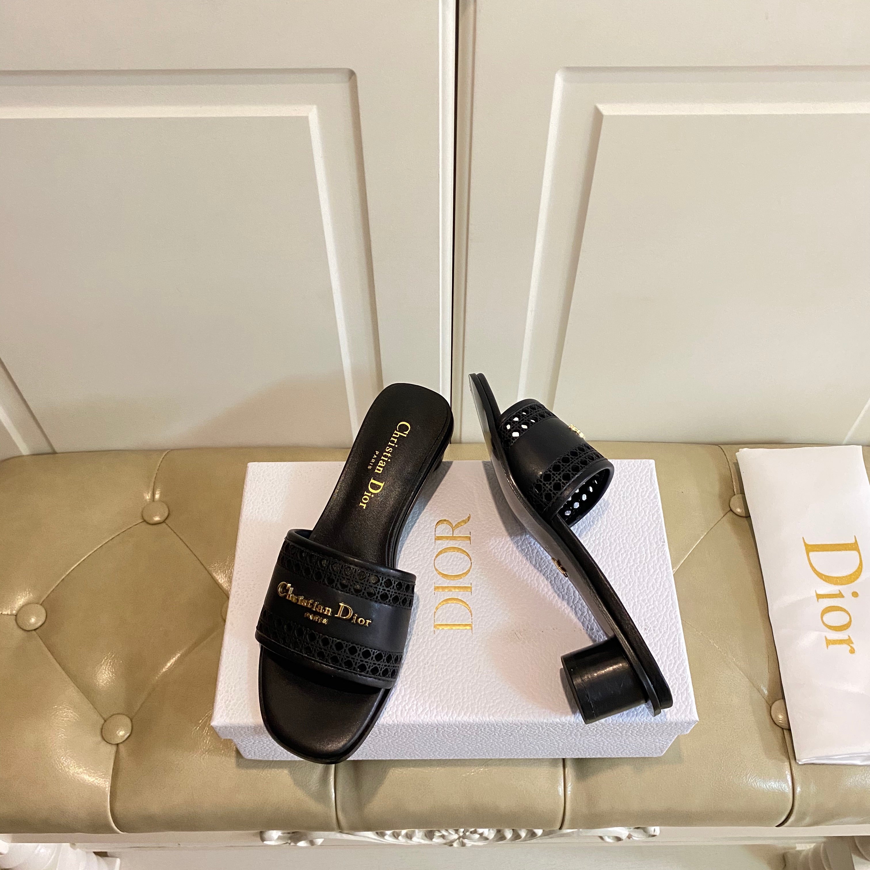 DWAY HEELED SLIDE IN BLACK CALFSKIN WITH GOLD LOGO