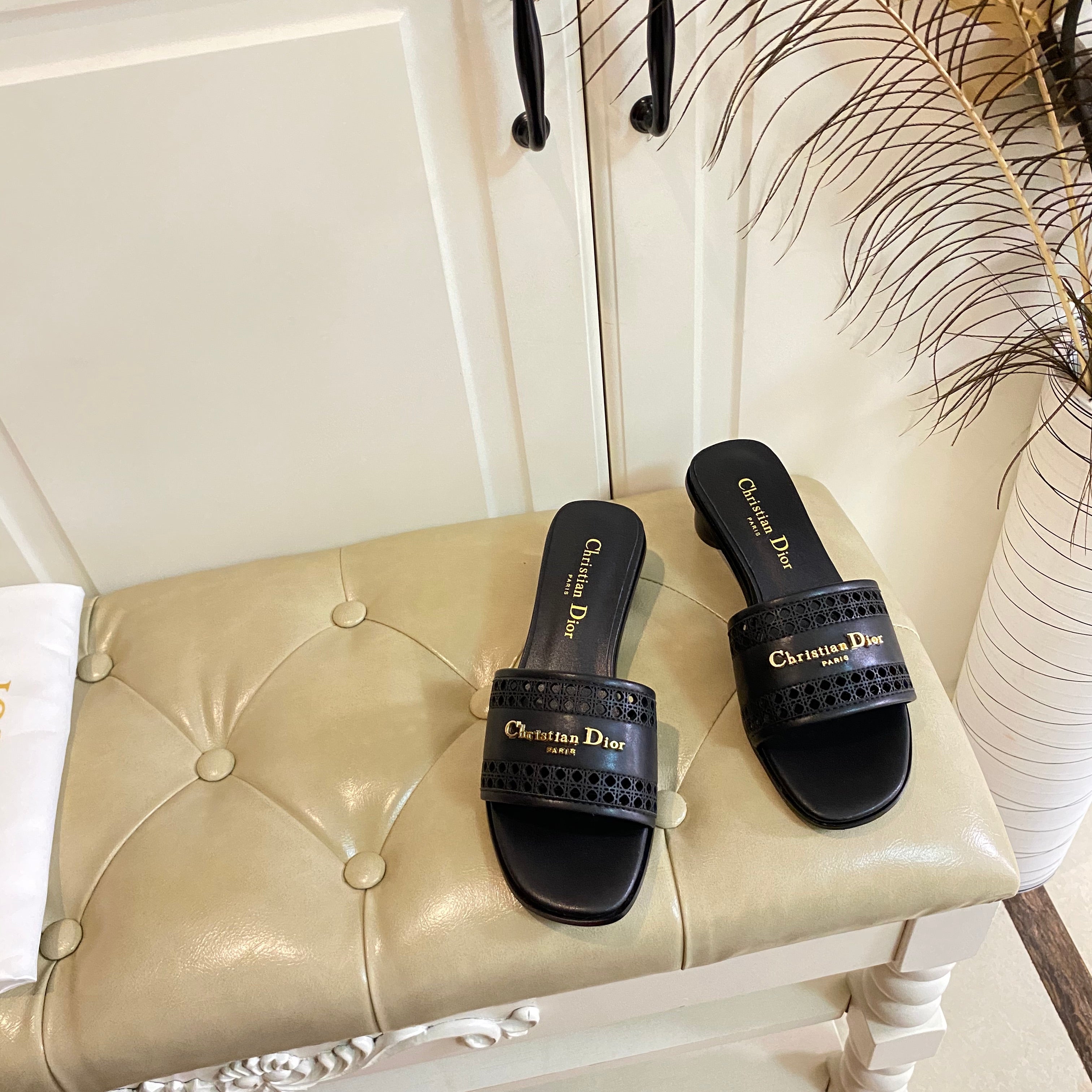 DWAY HEELED SLIDE IN BLACK CALFSKIN WITH GOLD LOGO