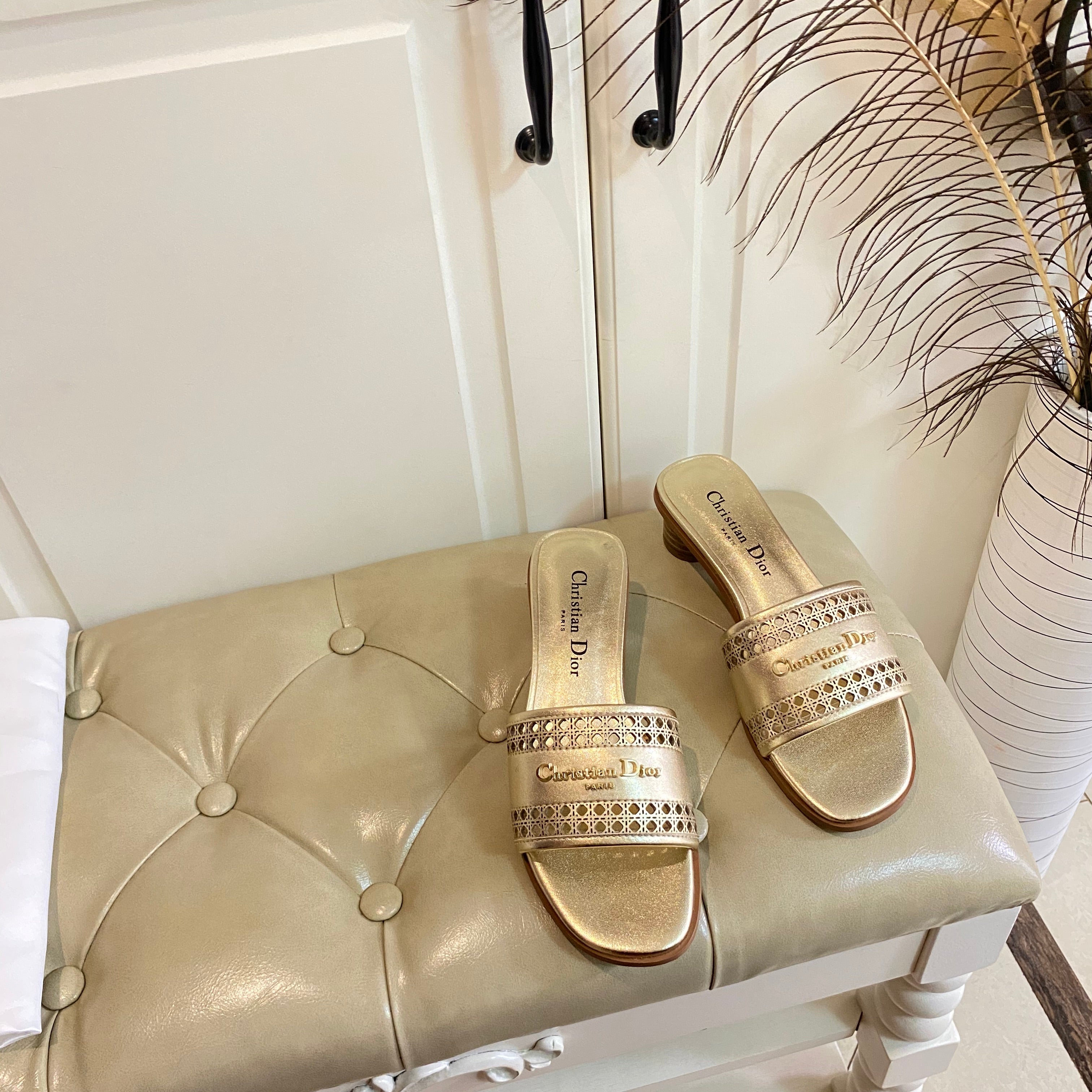 DWAY HEELED SLIDE IN GOLD CALFSKIN WITH GOLD LOGO