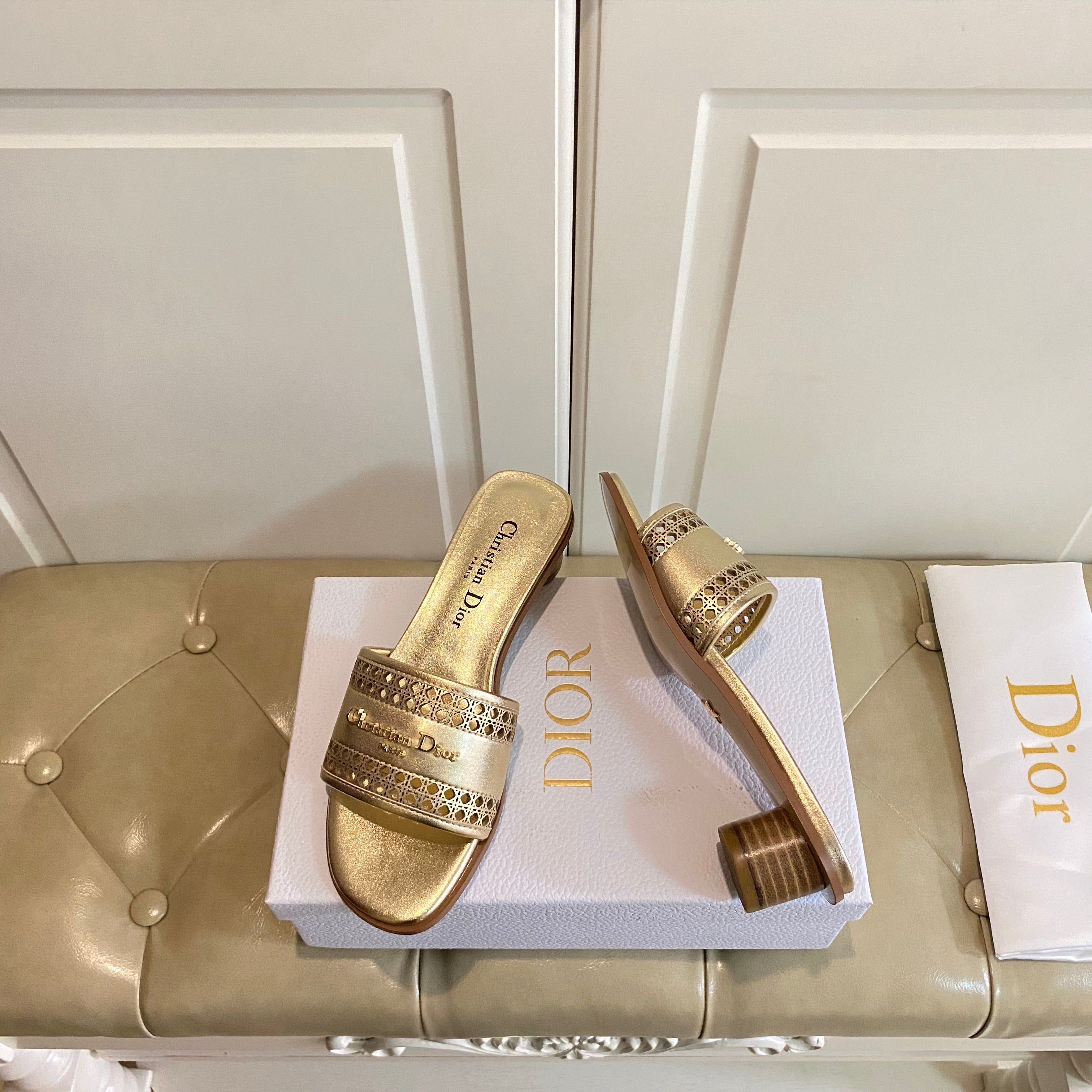 DWAY HEELED SLIDE IN GOLD CALFSKIN WITH GOLD LOGO