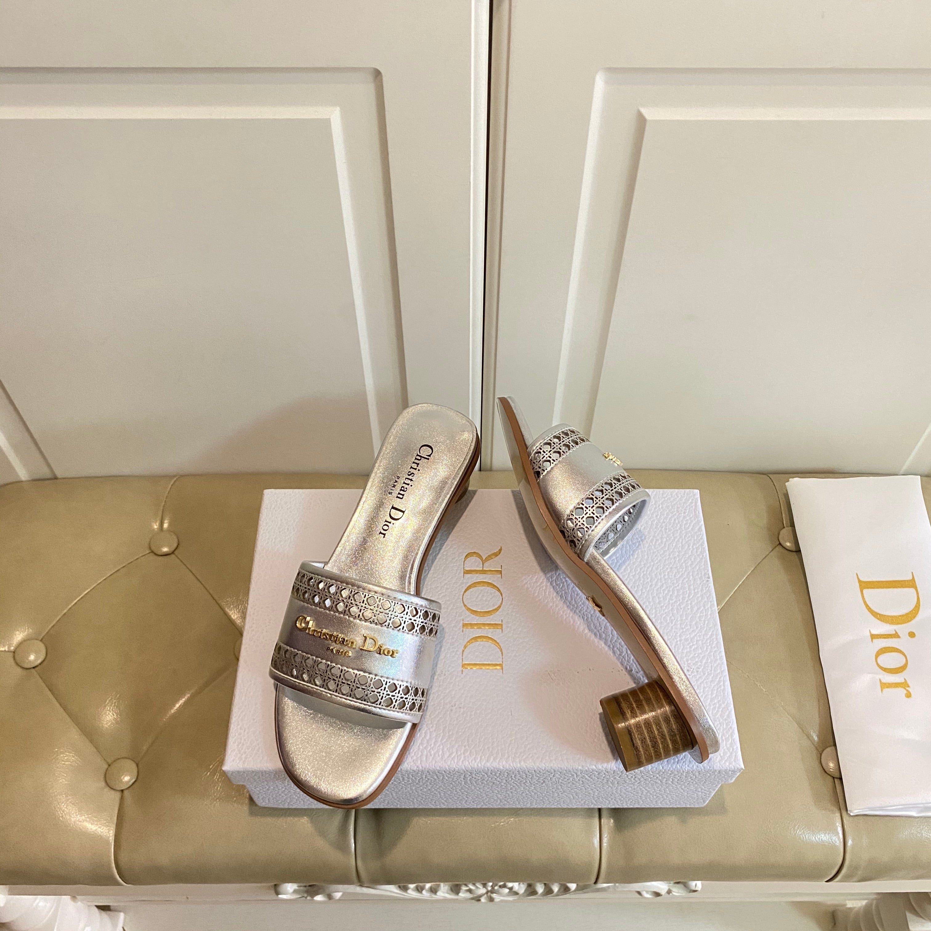 DWAY HEELED SLIDE IN SILVER CALFSKIN WITH GOLD LOGO
