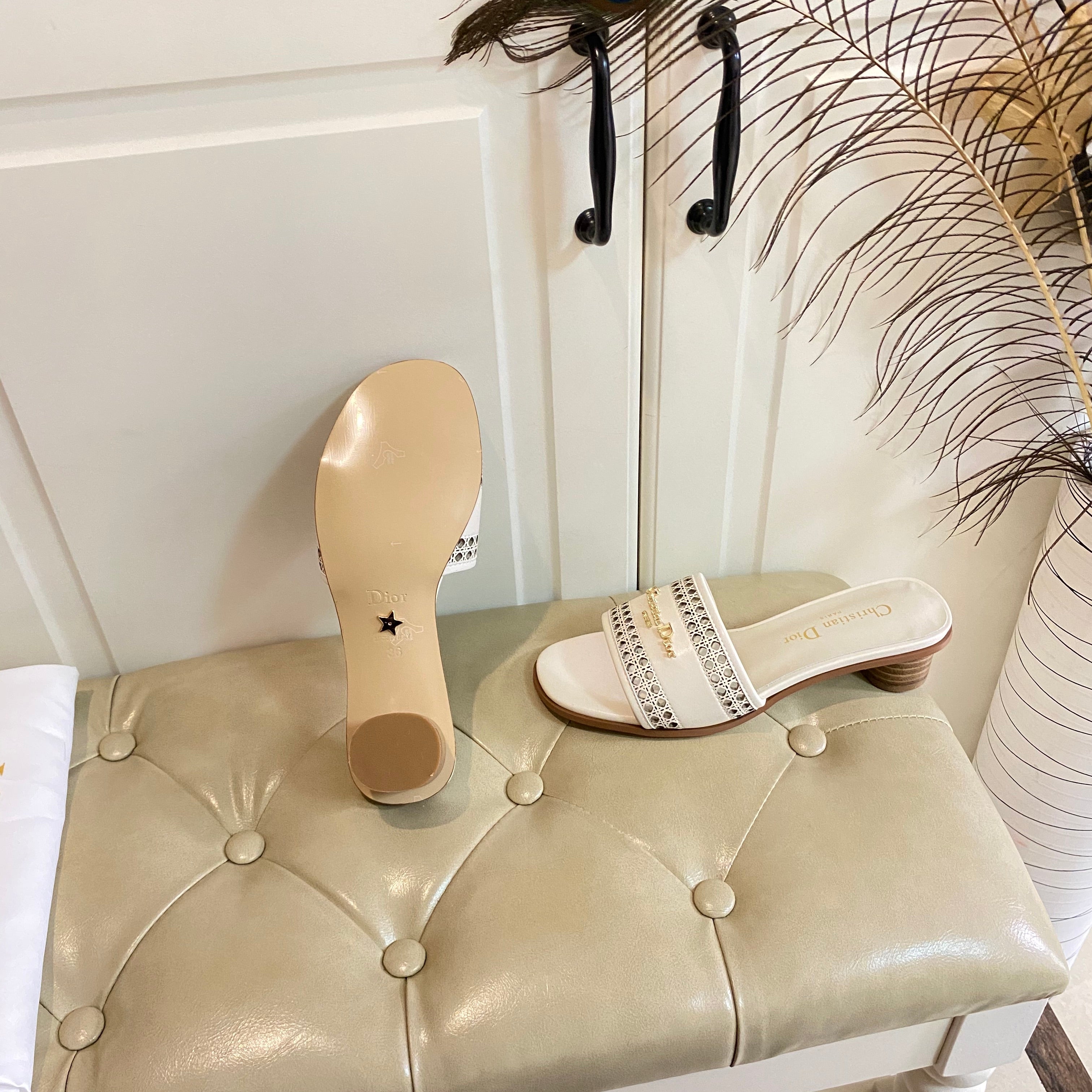 DWAY HEELED SLIDE IN WHITE CALFSKIN WITH GOLD LOGO