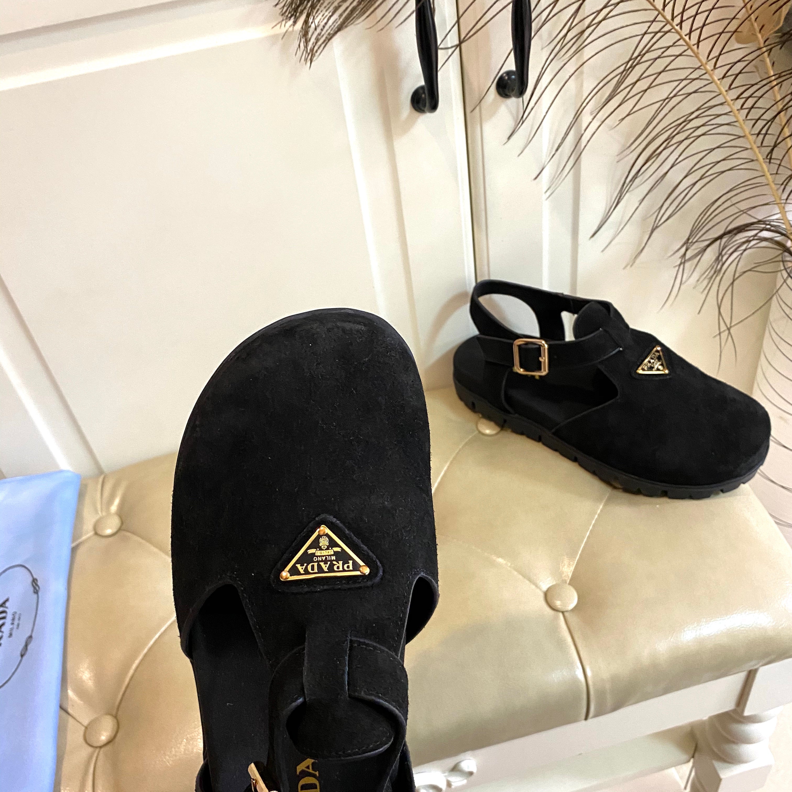 RUBBER SOLE SANDALS IN BLACK SUEDE