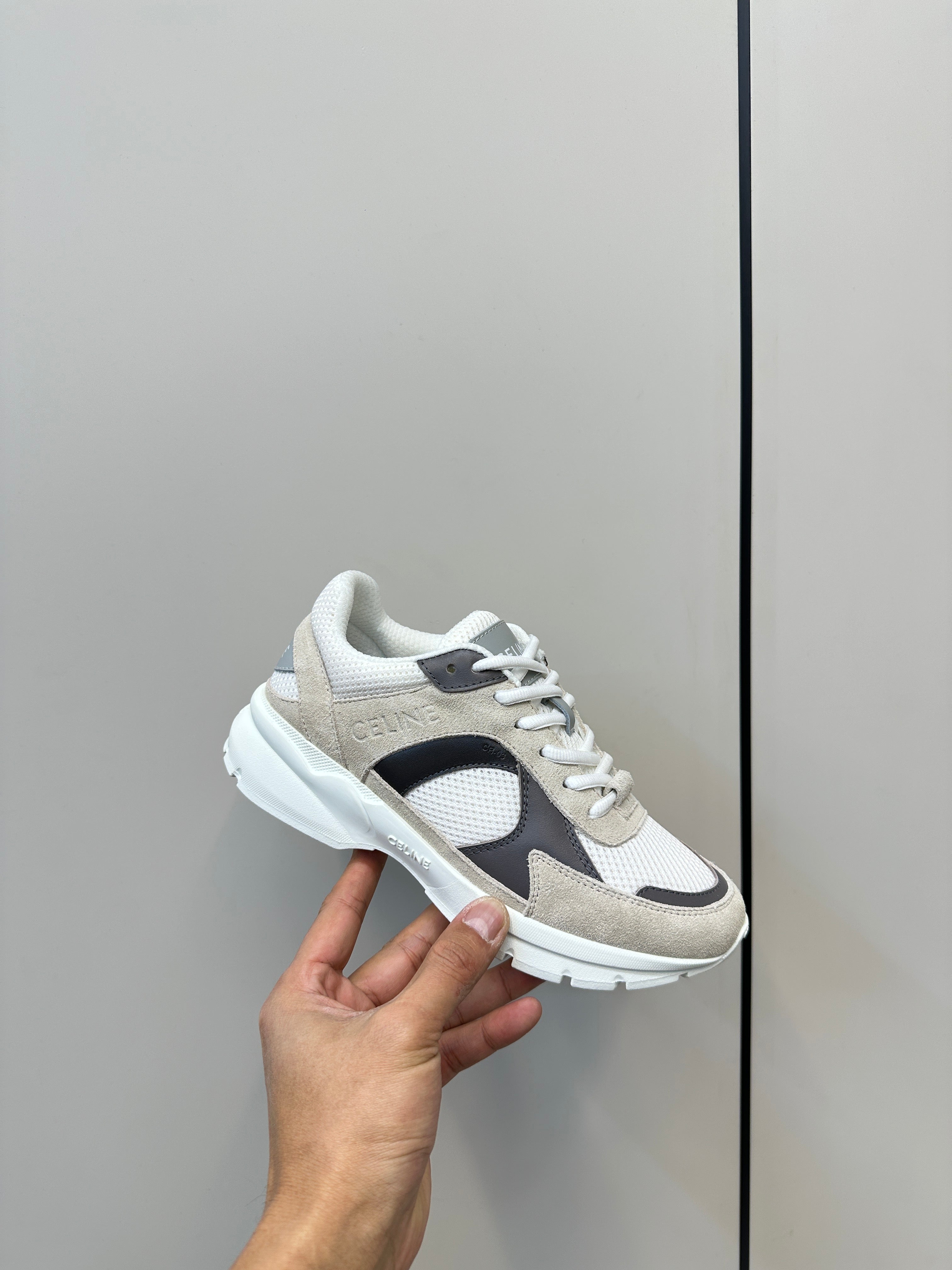 RUNNER CR-03 LOW LACE-UP PALE GRAY SUEDE AND BLACK CALFSKIN