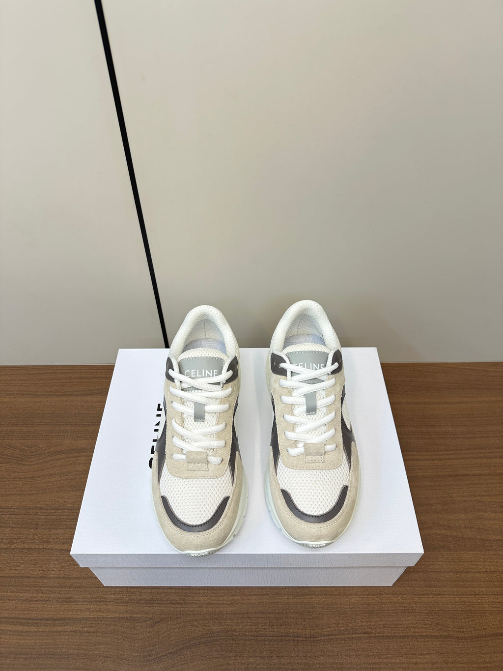 RUNNER CR-03 LOW LACE-UP PALE GRAY SUEDE AND BLACK CALFSKIN